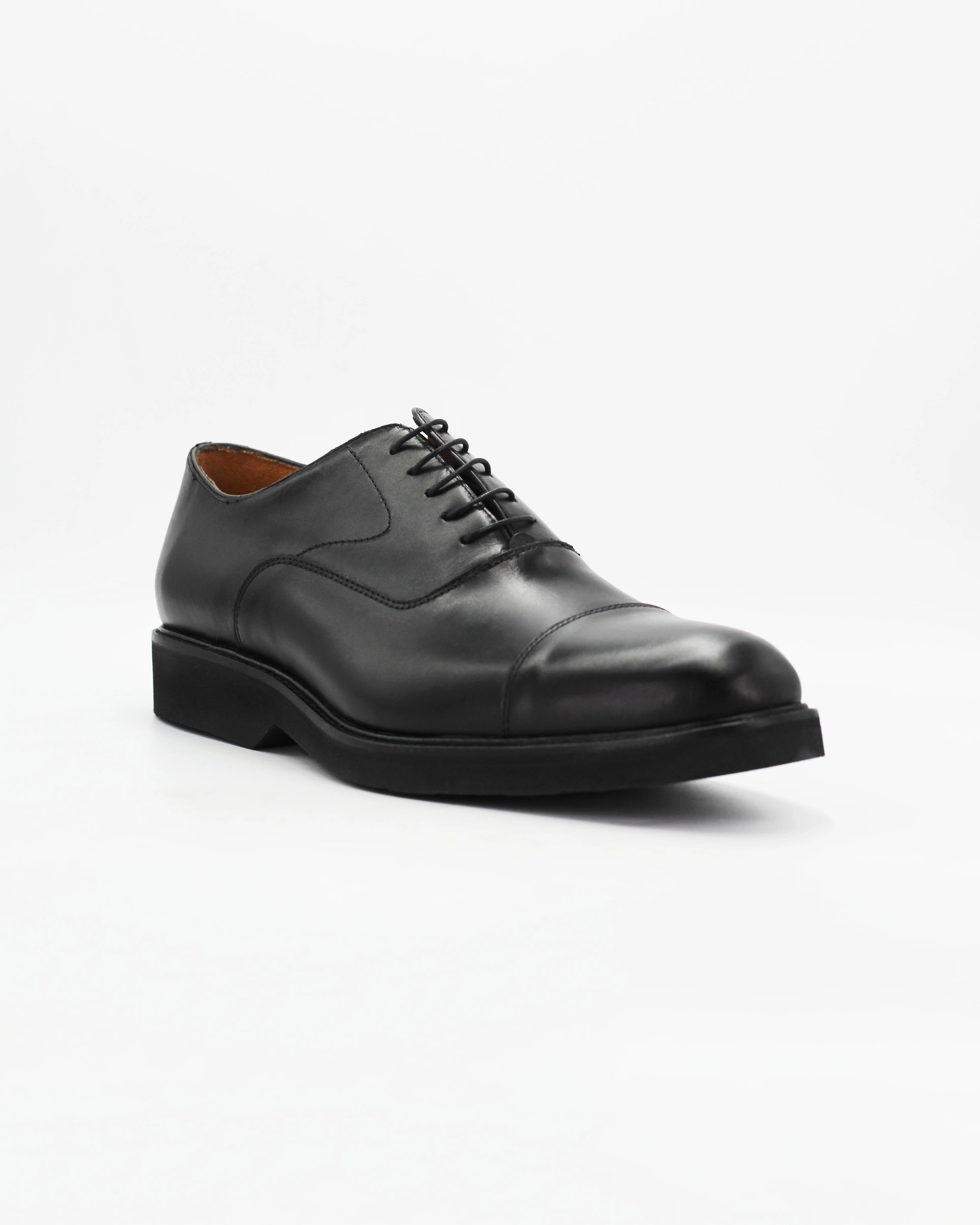 The Men's Cap-Toe Oxford in Leather Black is the definitive dress shoe. Clean, sharp, and timeless — the closed lacing system and structured cap toe make it the most formal lace-up in any wardrobe.

The high-shine black leather and solid black sole give it a sleek, polished finish that pairs perfectly with a suit or smart trousers.&nbsp;
Style: Oxford
Colour: Nero
Material: Calf Leather
Sole Material: Rubber

Code: MER6649

Made in Italy