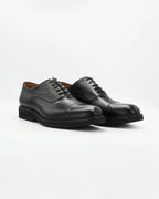 The Men's Cap-Toe Oxford in Leather Black is the definitive dress shoe. Clean, sharp, and timeless — the closed lacing system and structured cap toe make it the most formal lace-up in any wardrobe.

The high-shine black leather and solid black sole give it a sleek, polished finish that pairs perfectly with a suit or smart trousers.&nbsp;
Style: Oxford
Colour: Nero
Material: Calf Leather
Sole Material: Rubber

Code: MER6649

Made in Italy
