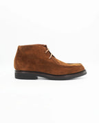The Men's Chukka Boot in Suede Tan is a relaxed yet refined ankle boot crafted from soft tan suede. The clean, minimal silhouette and lace-up front make it a versatile go-to — equally at home with chinos, cords, or casual denim.

The suede upper gives it a relaxed, lived-in feel that only gets better with wear.&nbsp;
Style: Chukka Boot
Feature: Stitch Details
Colour: Marrone Tan
Material: Calf Leather Suede
Sole Material: Rubber

Code: MERS8890

Made in Italy
