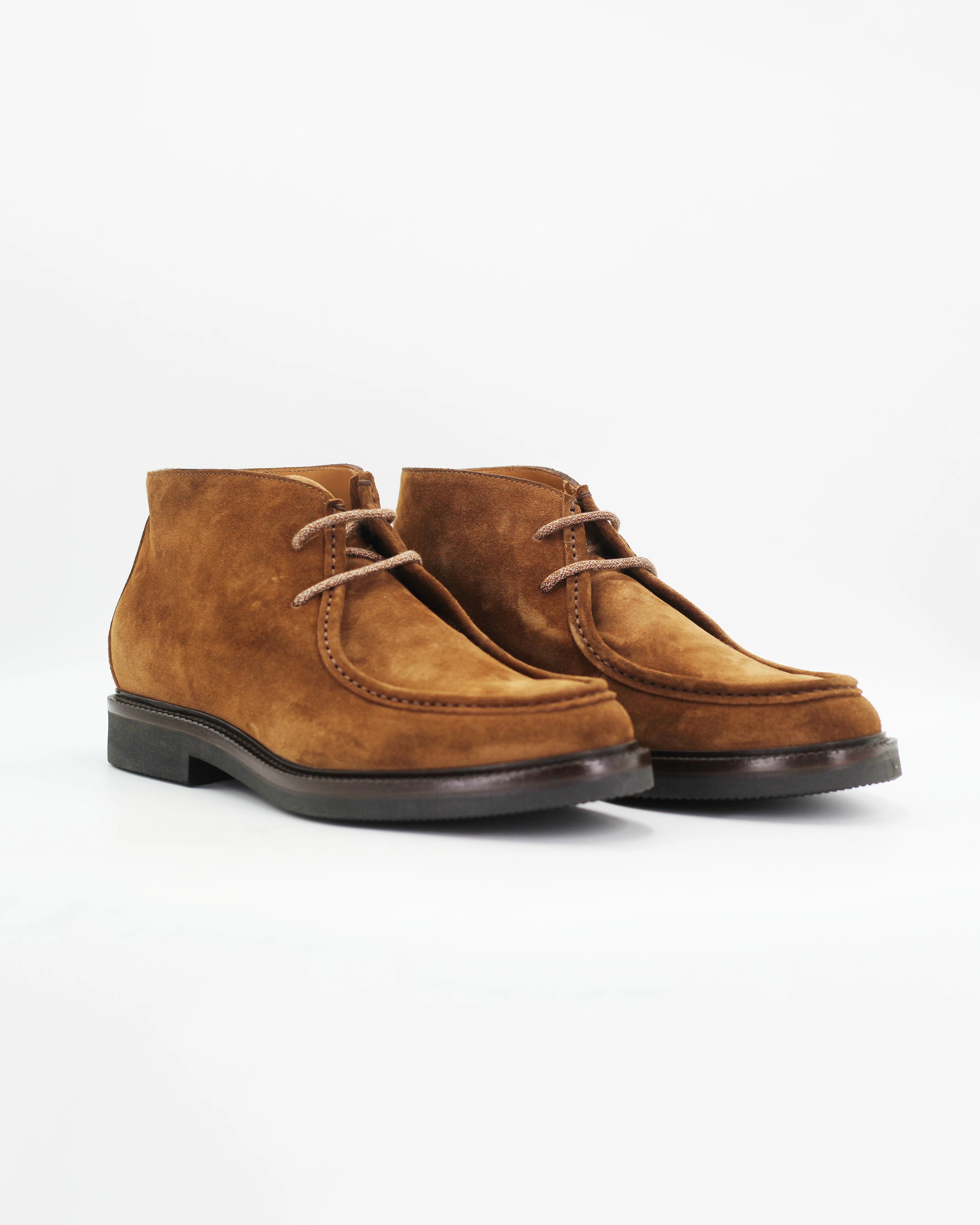 The Men's Chukka Boot in Suede Tan is a relaxed yet refined ankle boot crafted from soft tan suede. The clean, minimal silhouette and lace-up front make it a versatile go-to — equally at home with chinos, cords, or casual denim.

The suede upper gives it a relaxed, lived-in feel that only gets better with wear.&nbsp;
Style: Chukka Boot
Feature: Stitch Details
Colour: Marrone Tan
Material: Calf Leather Suede
Sole Material: Rubber

Code: MERS8890

Made in Italy
