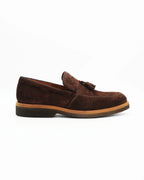 The Men's Tassel Moccasin in Leather Suede Brown is a refined slip-on with a distinctly classic character. Rich dark brown suede and a signature tassel detail give this loafer an effortlessly polished look, while the tan rubber sole adds a casual contrast finish.

Dress it up with tailored trousers or keep it casual with dark chinos — it works either way.&nbsp;


Style: Moccasin&nbsp;
Feature: Tassle
Colour: Testa Di Moro Dark Brown
Material: Calf Leather Suede
Sole Material: Rubber

Code: MER7013

Made in 