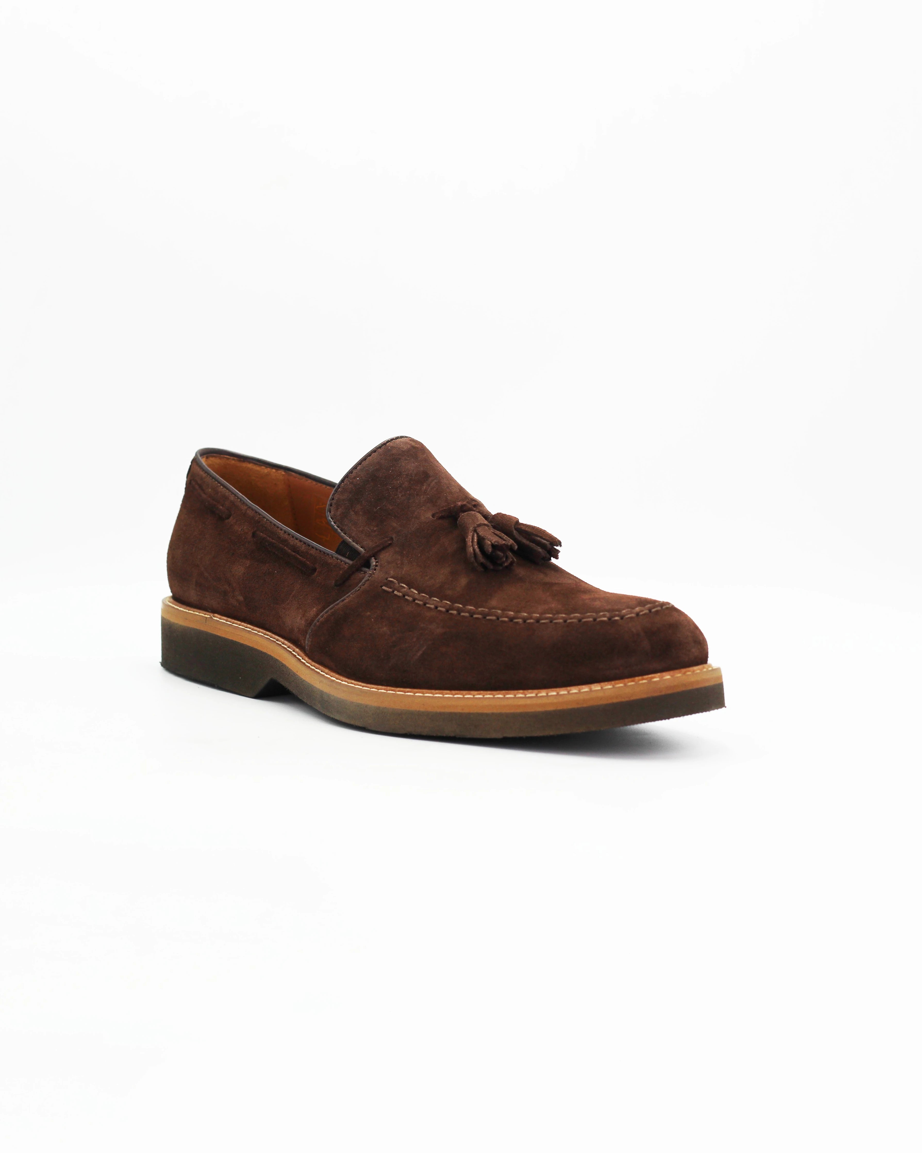 The Men's Tassel Moccasin in Leather Suede Brown is a refined slip-on with a distinctly classic character. Rich dark brown suede and a signature tassel detail give this loafer an effortlessly polished look, while the tan rubber sole adds a casual contrast finish.

Dress it up with tailored trousers or keep it casual with dark chinos — it works either way.&nbsp;


Style: Moccasin&nbsp;
Feature: Tassle
Colour: Testa Di Moro Dark Brown
Material: Calf Leather Suede
Sole Material: Rubber

Code: MER7013

Made in 
