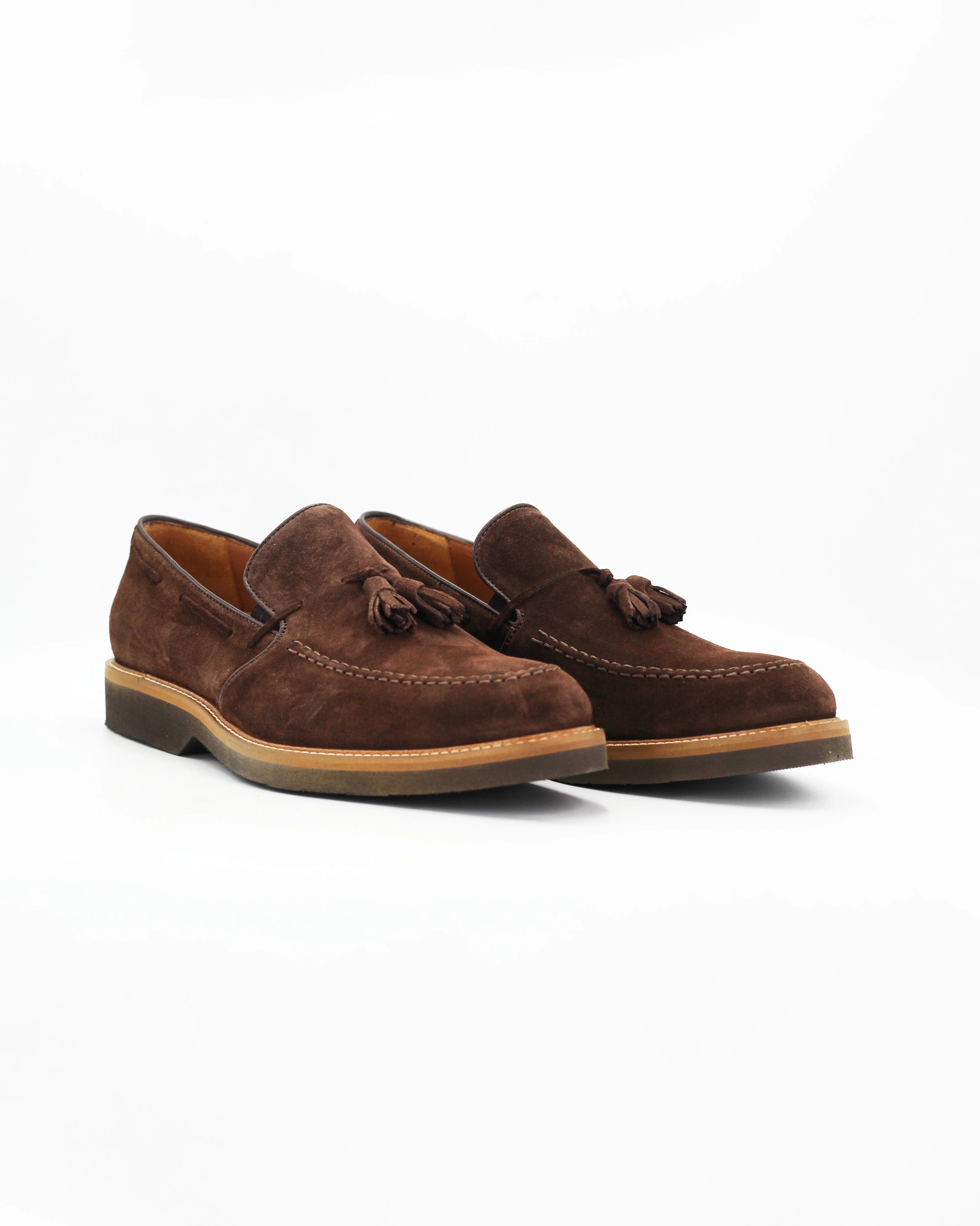 The Men's Tassel Moccasin in Leather Suede Brown is a refined slip-on with a distinctly classic character. Rich dark brown suede and a signature tassel detail give this loafer an effortlessly polished look, while the tan rubber sole adds a casual contrast finish.

Dress it up with tailored trousers or keep it casual with dark chinos — it works either way.&nbsp;


Style: Moccasin&nbsp;
Feature: Tassle
Colour: Testa Di Moro Dark Brown
Material: Calf Leather Suede
Sole Material: Rubber

Code: MER7013

Made in 