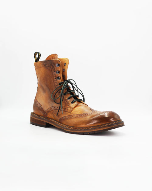 The Men's Brogue Ankle Boot in Leather Tan&nbsp;is a rugged yet refined lace-up boot crafted from rich cognac leather with a beautifully worn-in finish. Pairs perfectly with cuffed chinos, cords, or denim.

&nbsp;
Style: Ankle Boot
Feature: Brogue
Colour: Tan
Material: Calf Leather
Sole Material: Rubber

Code: JPU36526/260

Made in Italy
