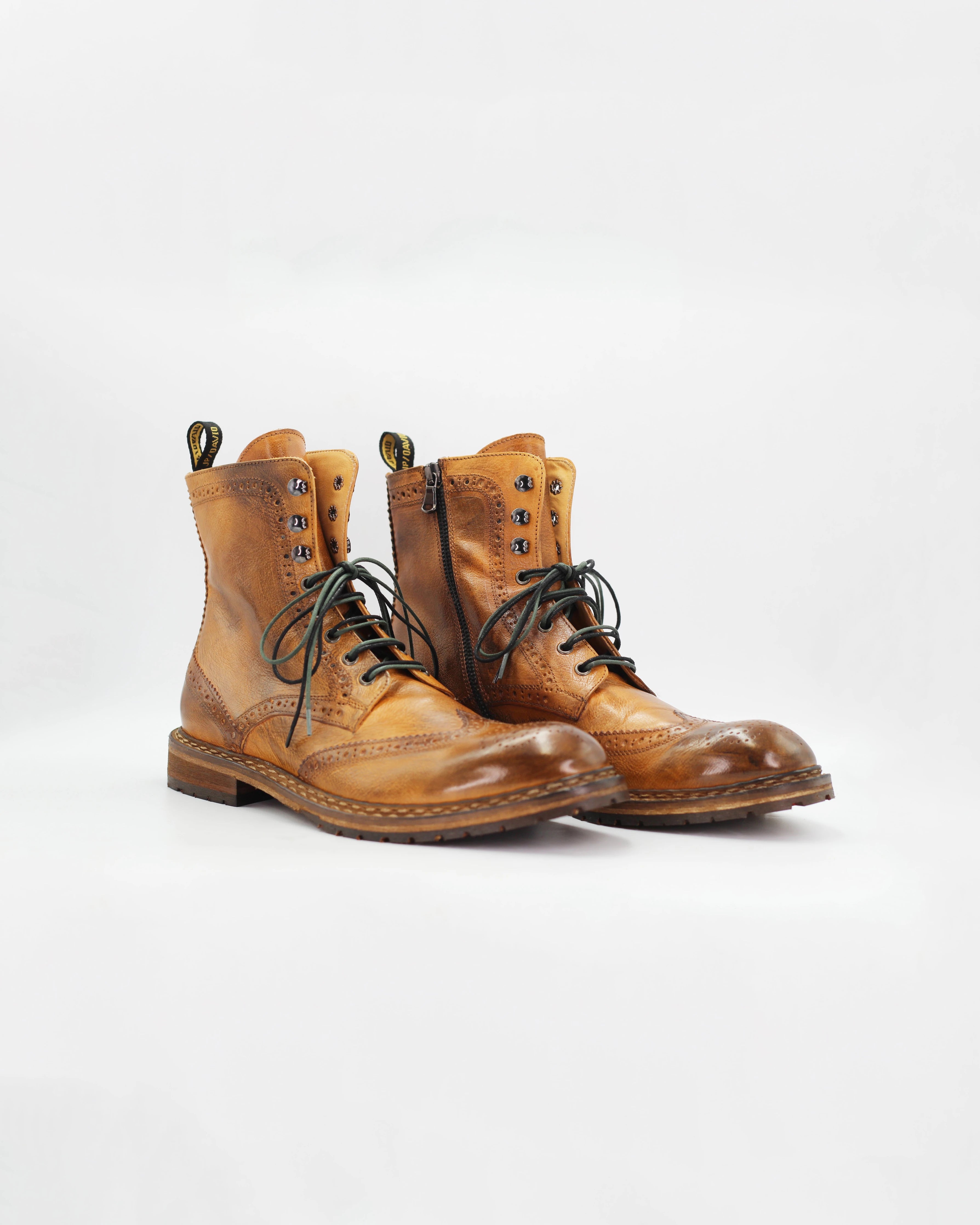 The Men's Brogue Ankle Boot in Leather Tan&nbsp;is a rugged yet refined lace-up boot crafted from rich cognac leather with a beautifully worn-in finish. Pairs perfectly with cuffed chinos, cords, or denim.

&nbsp;
Style: Ankle Boot
Feature: Brogue
Colour: Tan
Material: Calf Leather
Sole Material: Rubber

Code: JPU36526/260

Made in Italy