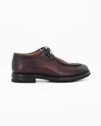 The Men's Derby Shoe in Leather Burgundy is a classic lace-up dress shoe with a refined edge. Crafted from rich burgundy leather, it strikes the perfect balance between formal and everyday wear.

The open-lacing derby construction offers a slightly more relaxed fit than an Oxford, making it as comfortable as it is sharp.
&nbsp;
Style: Derby
Feature: Hammered Effect
Colour: Burgundy
Material: Calf Leather
Sole Material: Rubber&nbsp;

Code: BRU12150