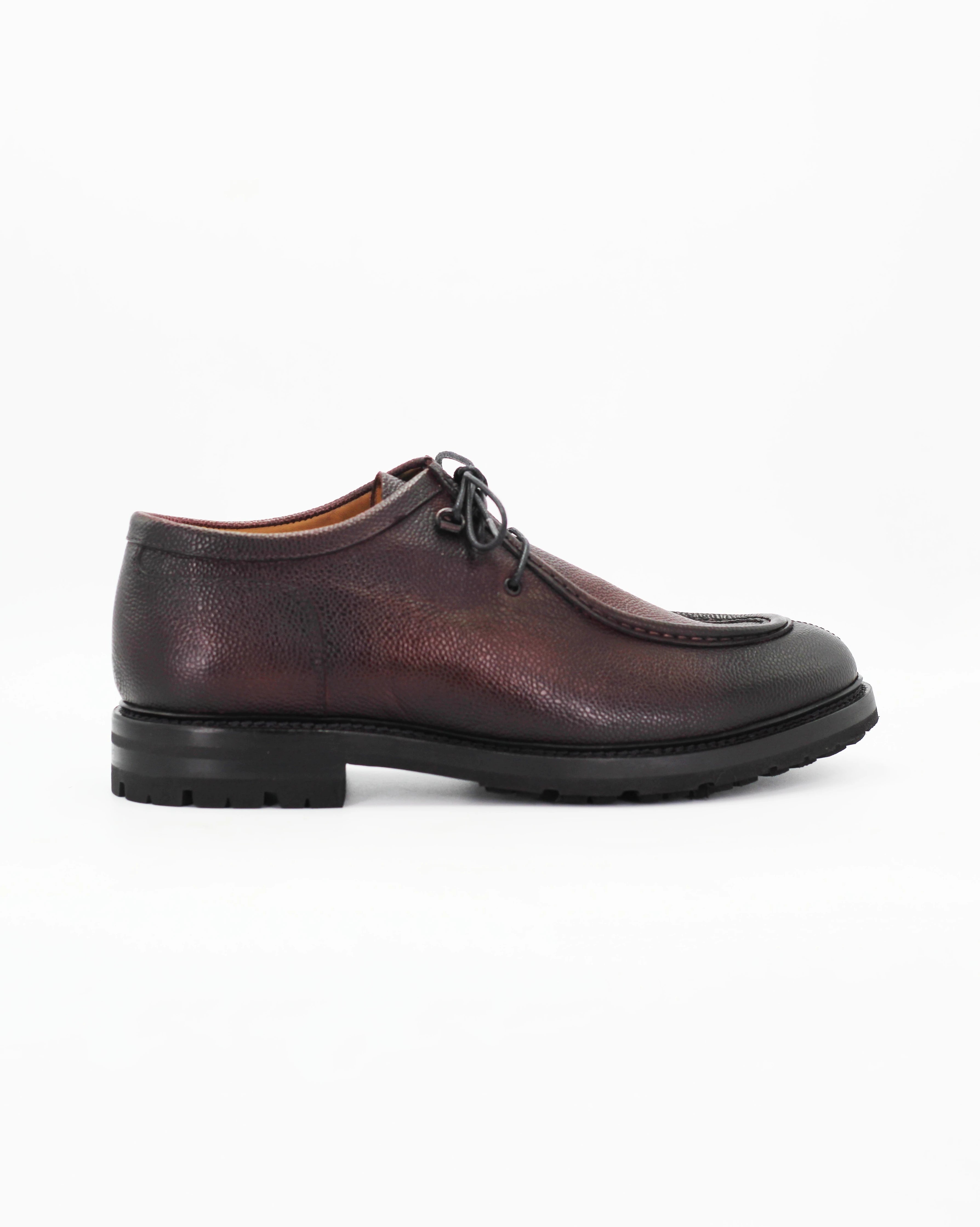 The Men's Derby Shoe in Leather Burgundy is a classic lace-up dress shoe with a refined edge. Crafted from rich burgundy leather, it strikes the perfect balance between formal and everyday wear.

The open-lacing derby construction offers a slightly more relaxed fit than an Oxford, making it as comfortable as it is sharp.
&nbsp;
Style: Derby
Feature: Hammered Effect
Colour: Burgundy
Material: Calf Leather
Sole Material: Rubber&nbsp;

Code: BRU12150