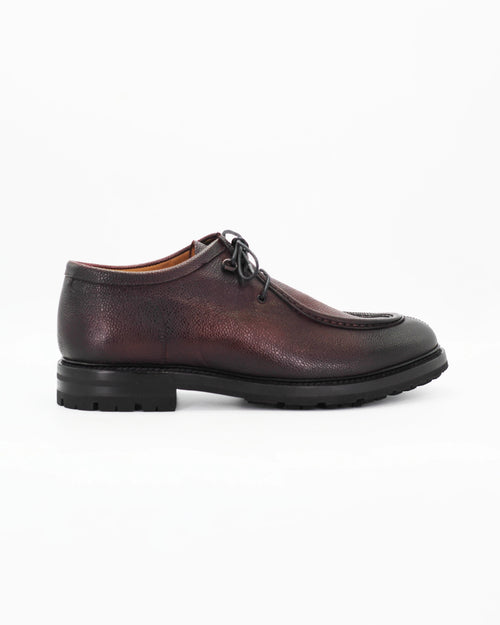 The Men's Derby Shoe in Leather Burgundy is a classic lace-up dress shoe with a refined edge. Crafted from rich burgundy leather, it strikes the perfect balance between formal and everyday wear.

The open-lacing derby construction offers a slightly more relaxed fit than an Oxford, making it as comfortable as it is sharp.
&nbsp;
Style: Derby
Feature: Hammered Effect
Colour: Burgundy
Material: Calf Leather
Sole Material: Rubber&nbsp;

Code: BRU12150