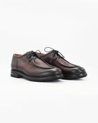 The Men's Derby Shoe in Leather Burgundy is a classic lace-up dress shoe with a refined edge. Crafted from rich burgundy leather, it strikes the perfect balance between formal and everyday wear.

The open-lacing derby construction offers a slightly more relaxed fit than an Oxford, making it as comfortable as it is sharp.
&nbsp;
Style: Derby
Feature: Hammered Effect
Colour: Burgundy
Material: Calf Leather
Sole Material: Rubber&nbsp;

Code: BRU12150