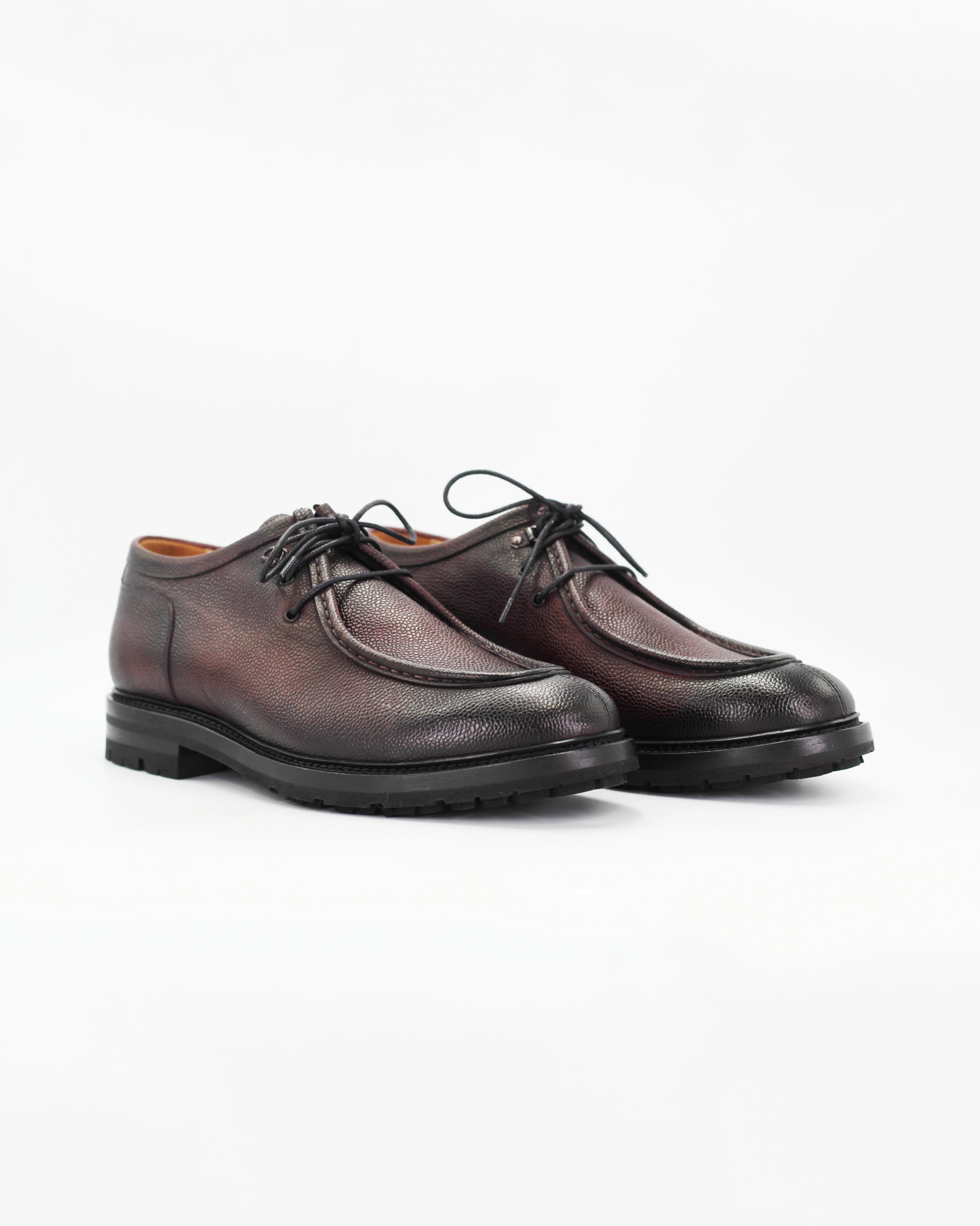 The Men's Derby Shoe in Leather Burgundy is a classic lace-up dress shoe with a refined edge. Crafted from rich burgundy leather, it strikes the perfect balance between formal and everyday wear.

The open-lacing derby construction offers a slightly more relaxed fit than an Oxford, making it as comfortable as it is sharp.
&nbsp;
Style: Derby
Feature: Hammered Effect
Colour: Burgundy
Material: Calf Leather
Sole Material: Rubber&nbsp;

Code: BRU12150