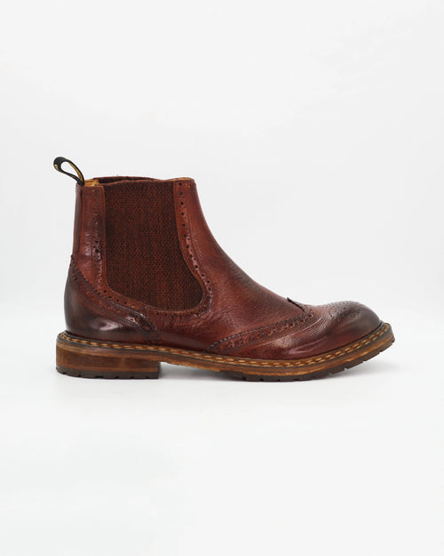 The Men's Brogue Chelsea Boot in Leather Cuoio Brown&nbsp;combines the ease of a Chelsea boot with the craftsmanship of classic brogue detailing. The wingtip broguing and hand-stitched welt give this boot serious character, while the rich tan leather develops a beautiful patina over time.

Elastic side panels make it effortless to slip on, and the rugged lugged sole ensures it holds up season after season.

&nbsp;
Style: Chelsea Boot
Feature: Brogue
Colour: Cuoio Brown
Material: Calf Leather
Sole Material: 