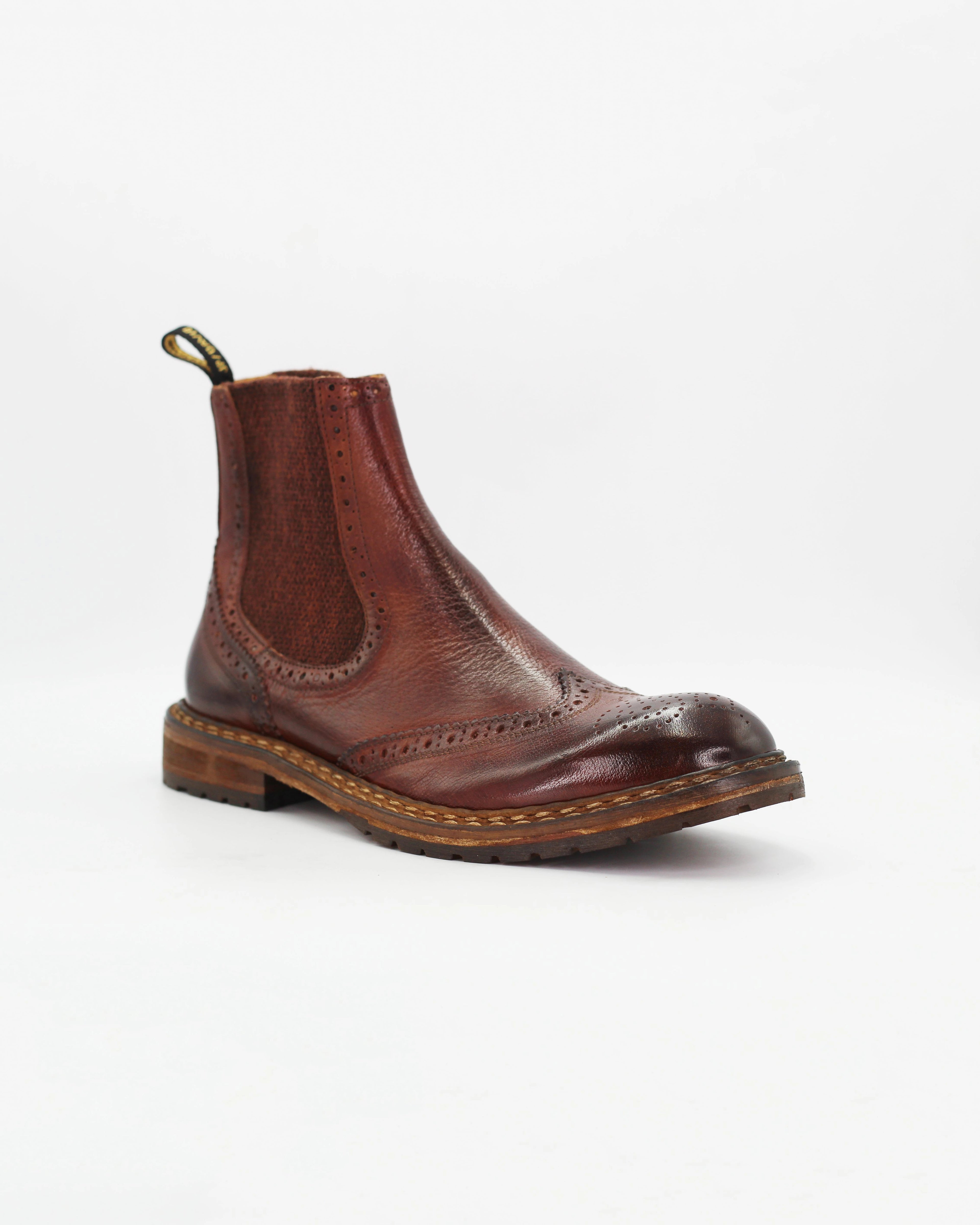 The Men's Brogue Chelsea Boot in Leather Cuoio Brown&nbsp;combines the ease of a Chelsea boot with the craftsmanship of classic brogue detailing. The wingtip broguing and hand-stitched welt give this boot serious character, while the rich tan leather develops a beautiful patina over time.

Elastic side panels make it effortless to slip on, and the rugged lugged sole ensures it holds up season after season.

&nbsp;
Style: Chelsea Boot
Feature: Brogue
Colour: Cuoio Brown
Material: Calf Leather
Sole Material: 