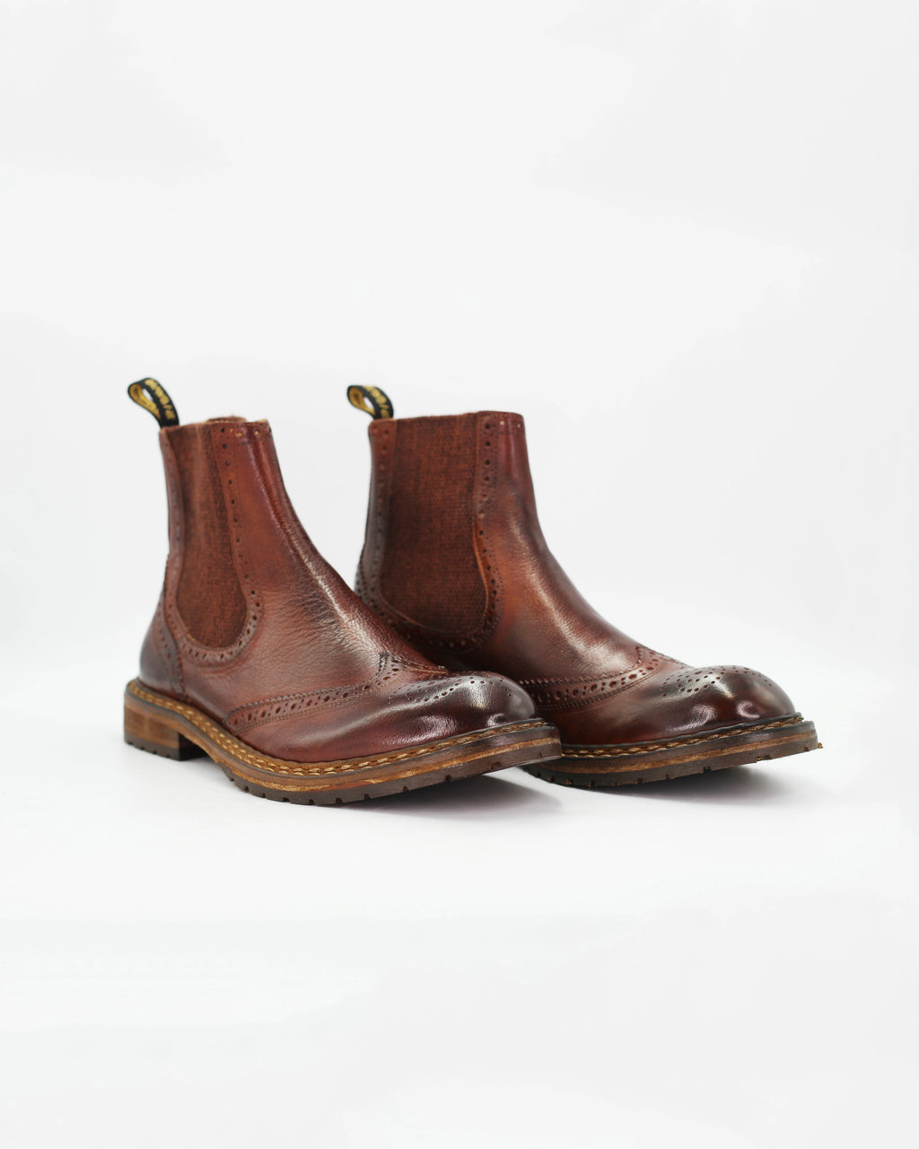 The Men's Brogue Chelsea Boot in Leather Cuoio Brown&nbsp;combines the ease of a Chelsea boot with the craftsmanship of classic brogue detailing. The wingtip broguing and hand-stitched welt give this boot serious character, while the rich tan leather develops a beautiful patina over time.

Elastic side panels make it effortless to slip on, and the rugged lugged sole ensures it holds up season after season.

&nbsp;
Style: Chelsea Boot
Feature: Brogue
Colour: Cuoio Brown
Material: Calf Leather
Sole Material: 