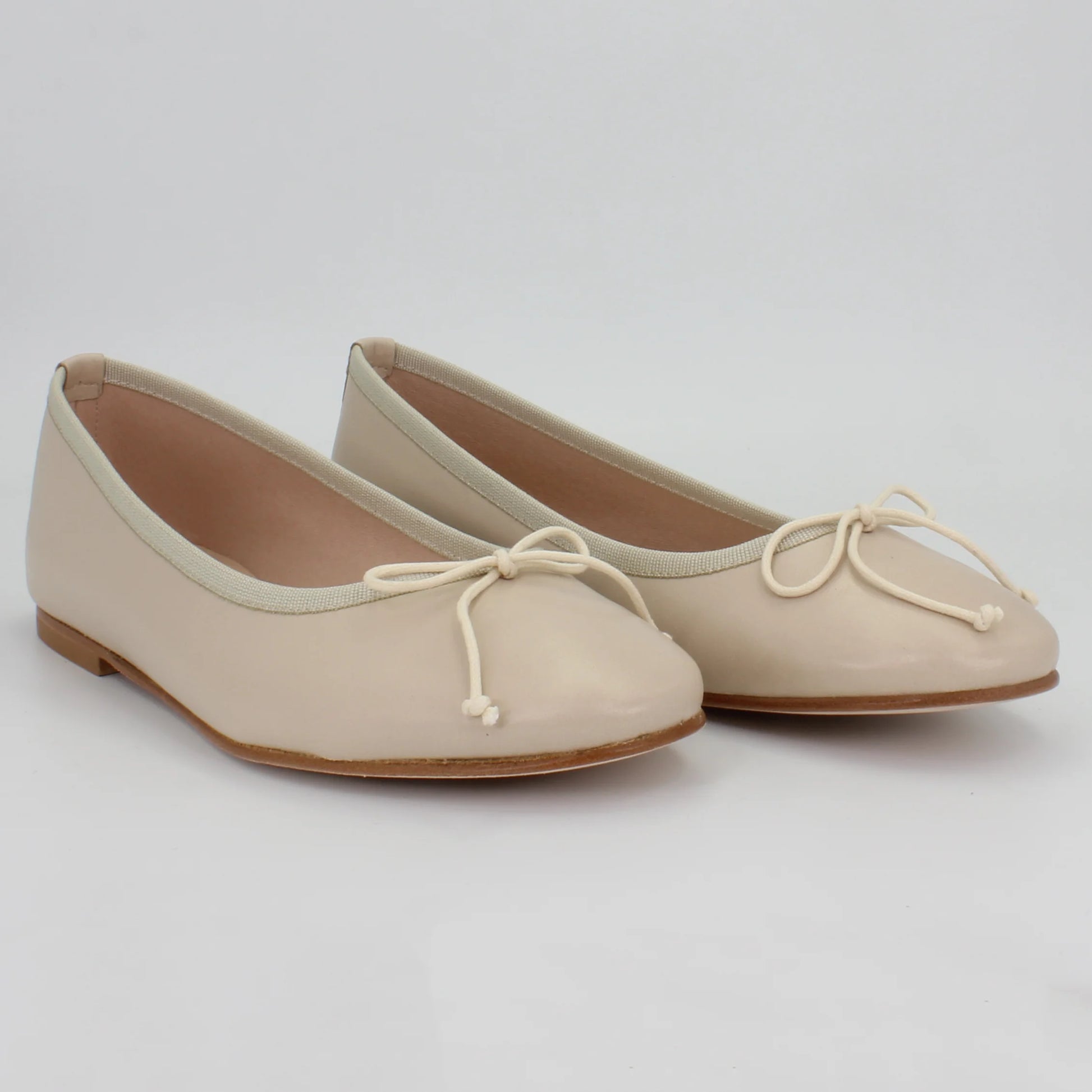 Handmade Italian Leather Ballerina Pump in ice cream women Aliverti ESE429