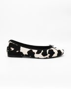 Shop the ESE6049 ballerina flat in black-and-white cow-print calf hair. Italian-made with a dainty bow detail and rubber sole. Playful everyday elegance.