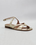 PATTY20 flat sandal in platino leather with a sleek asymmetric toe strap and adjustable ankle strap. Handcrafted in Italy. Understated and easy.