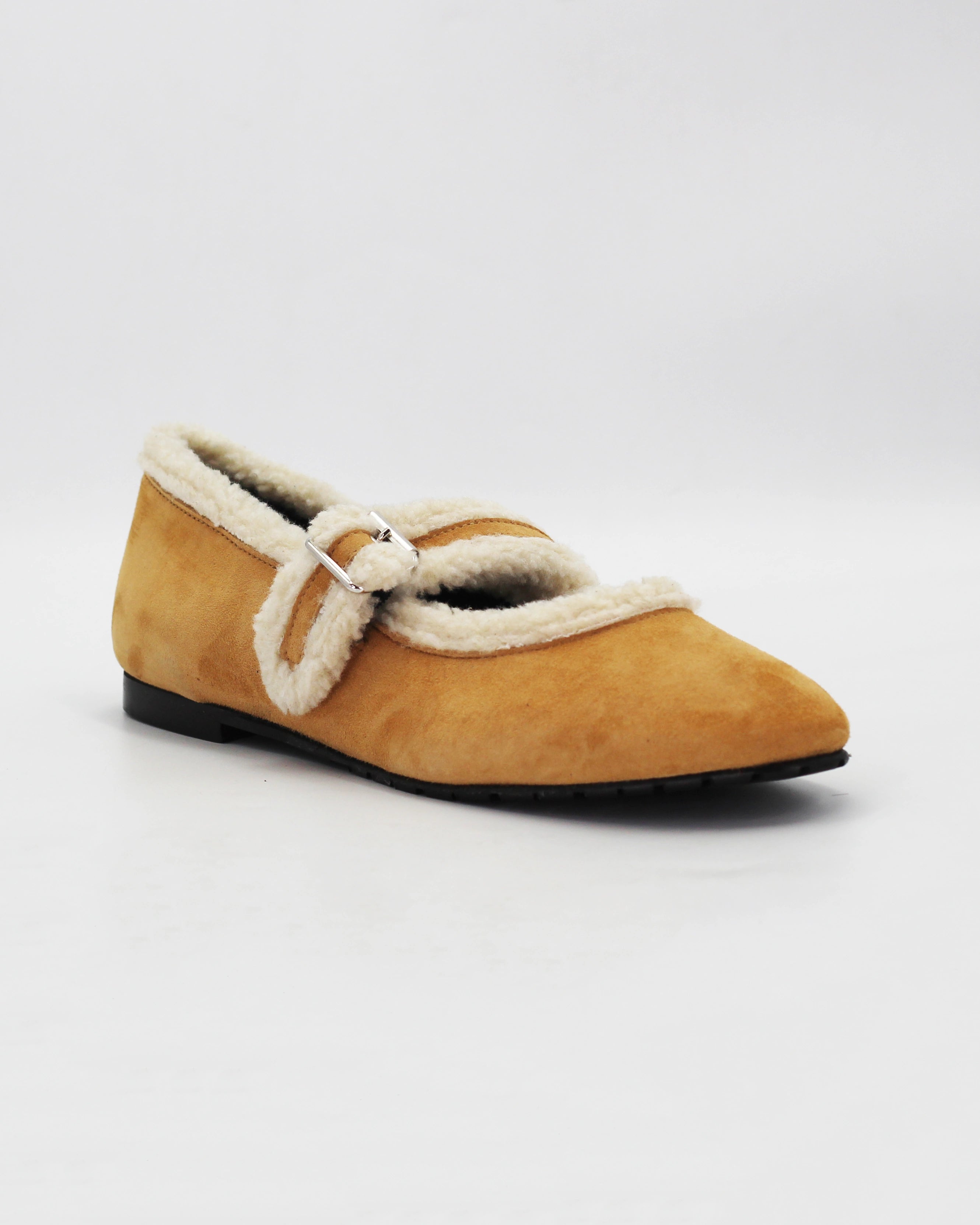 Shop the ESE6018 ballerina flat in tan suede calf leather. Italian-made with cosy faux fur trim, a buckle strap, and rubber sole. Warm everyday elegance.