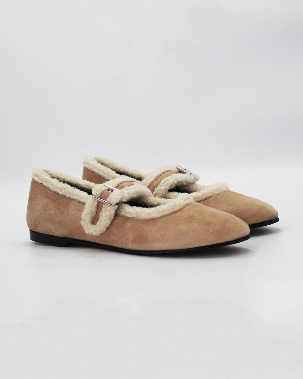 Shop the ESE6018 ballerina flat in taupe suede calf leather. Italian-made with cosy faux fur trim, a buckle strap, and rubber sole. Soft everyday elegance.