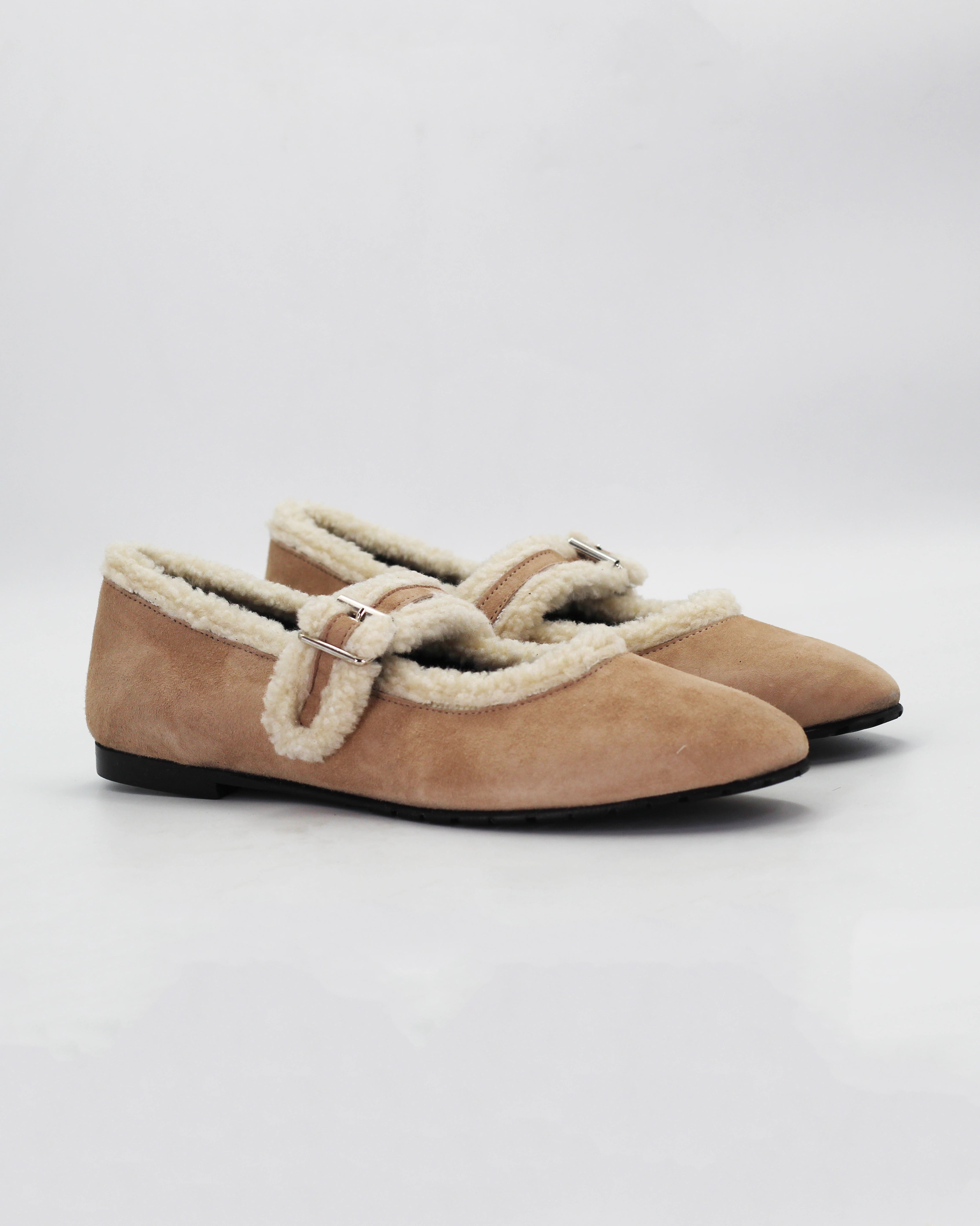 Shop the ESE6018 ballerina flat in taupe suede calf leather. Italian-made with cosy faux fur trim, a buckle strap, and rubber sole. Soft everyday elegance.