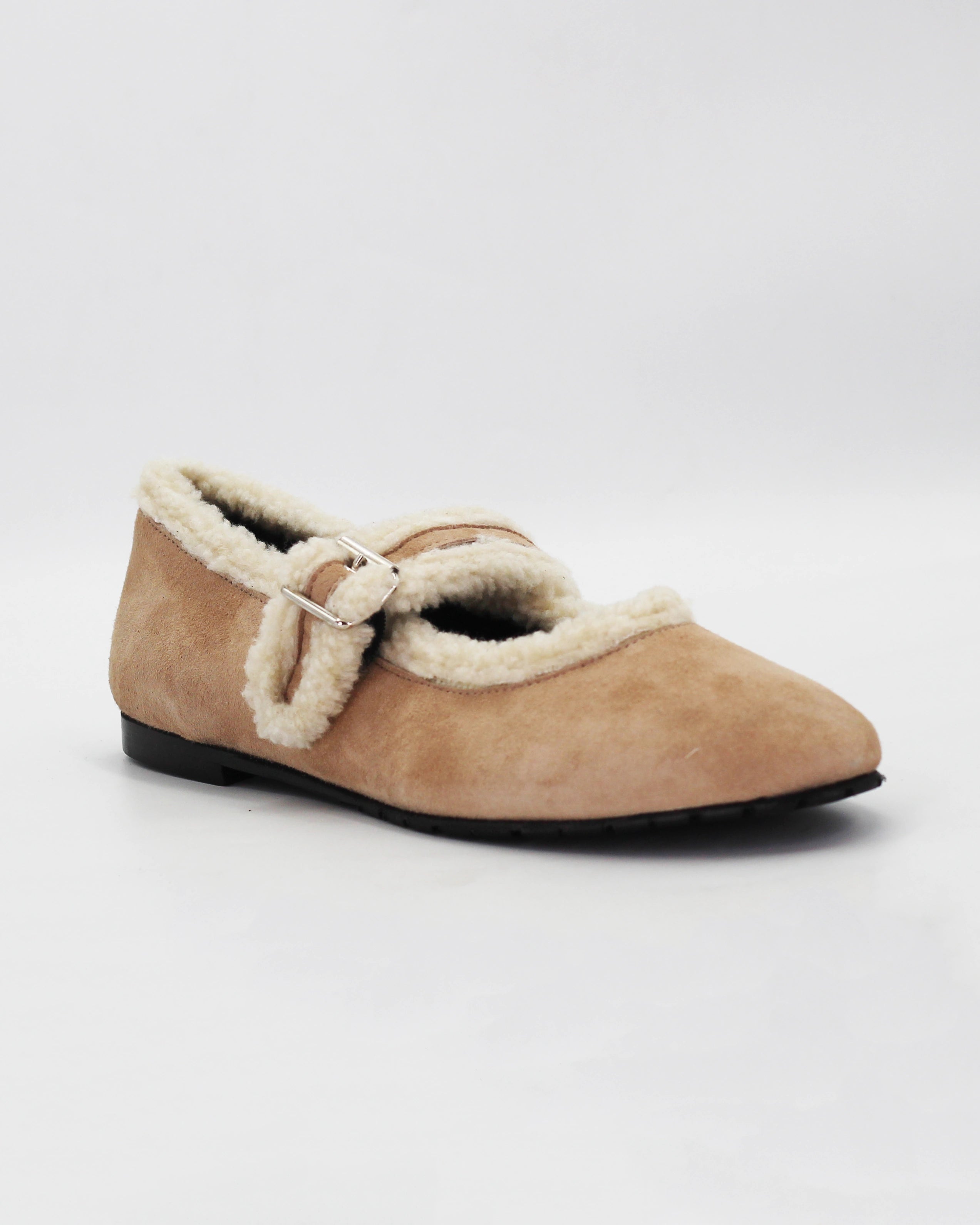 Shop the ESE6018 ballerina flat in taupe suede calf leather. Italian-made with cosy faux fur trim, a buckle strap, and rubber sole. Soft everyday elegance.