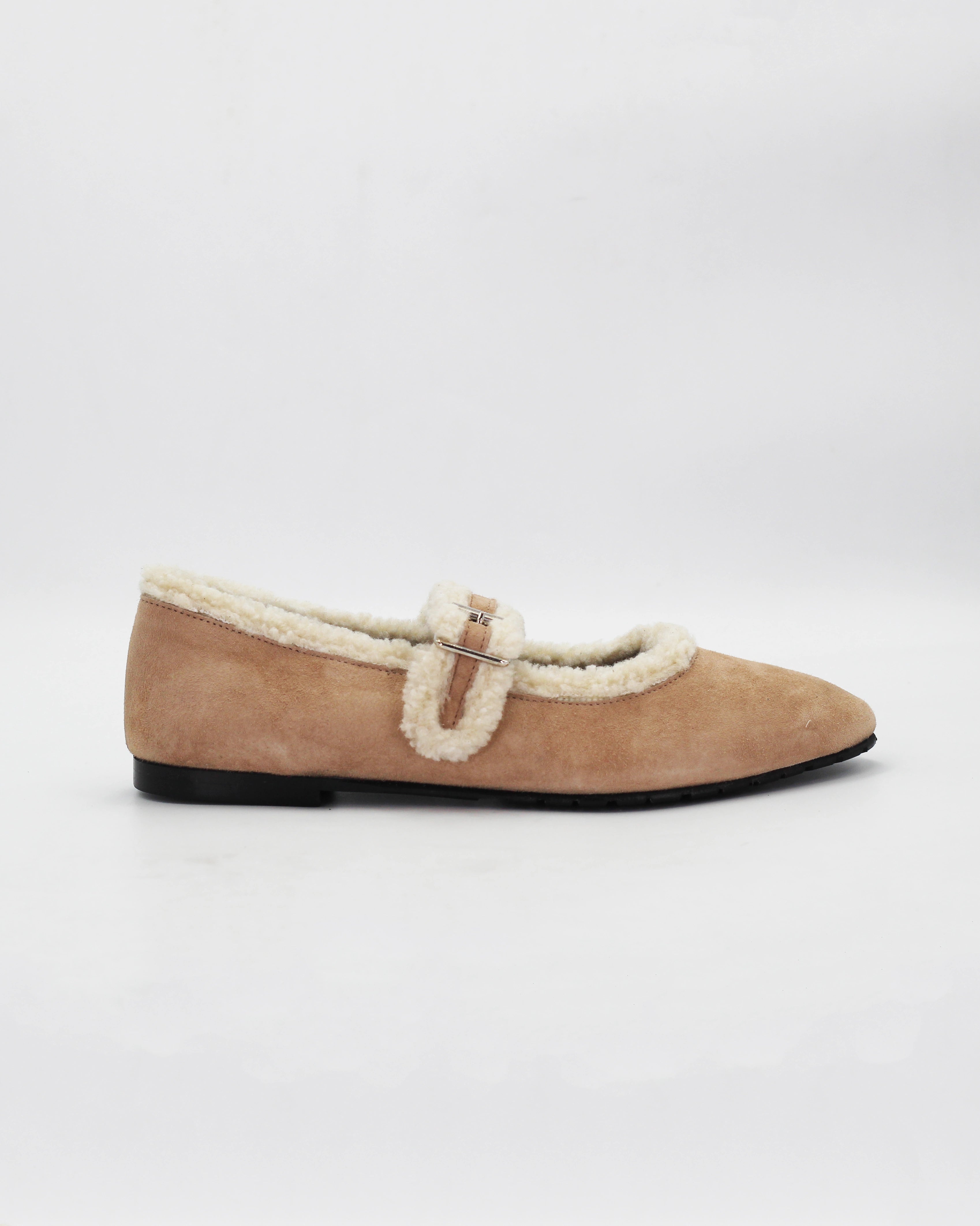 Shop the ESE6018 ballerina flat in taupe suede calf leather. Italian-made with cosy faux fur trim, a buckle strap, and rubber sole. Soft everyday elegance.