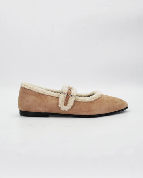 Shop the ESE6018 ballerina flat in taupe suede calf leather. Italian-made with cosy faux fur trim, a buckle strap, and rubber sole. Soft everyday elegance.