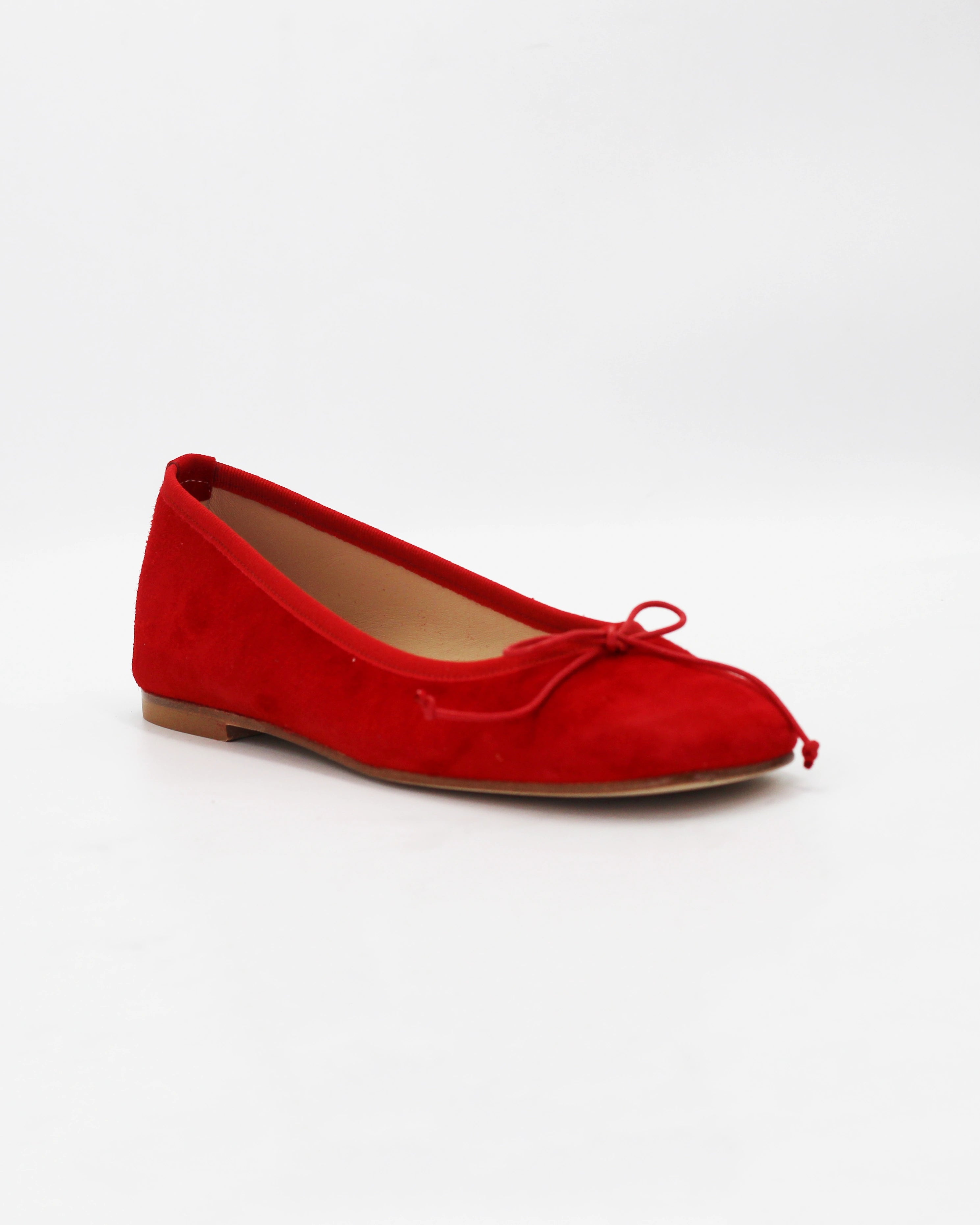 Shop the 485 ballerina flat in red suede calf leather. Italian-made with a dainty bow detail, patent toe cap, and leather sole. Timeless everyday elegance.