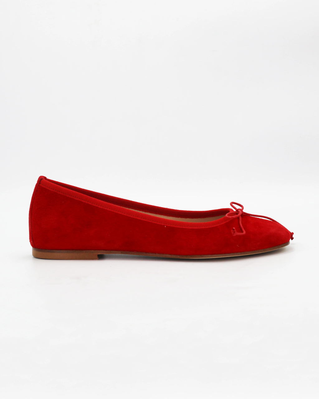Shop the 485 ballerina flat in red suede calf leather. Italian-made with a dainty bow detail, patent toe cap, and leather sole. Timeless everyday elegance.