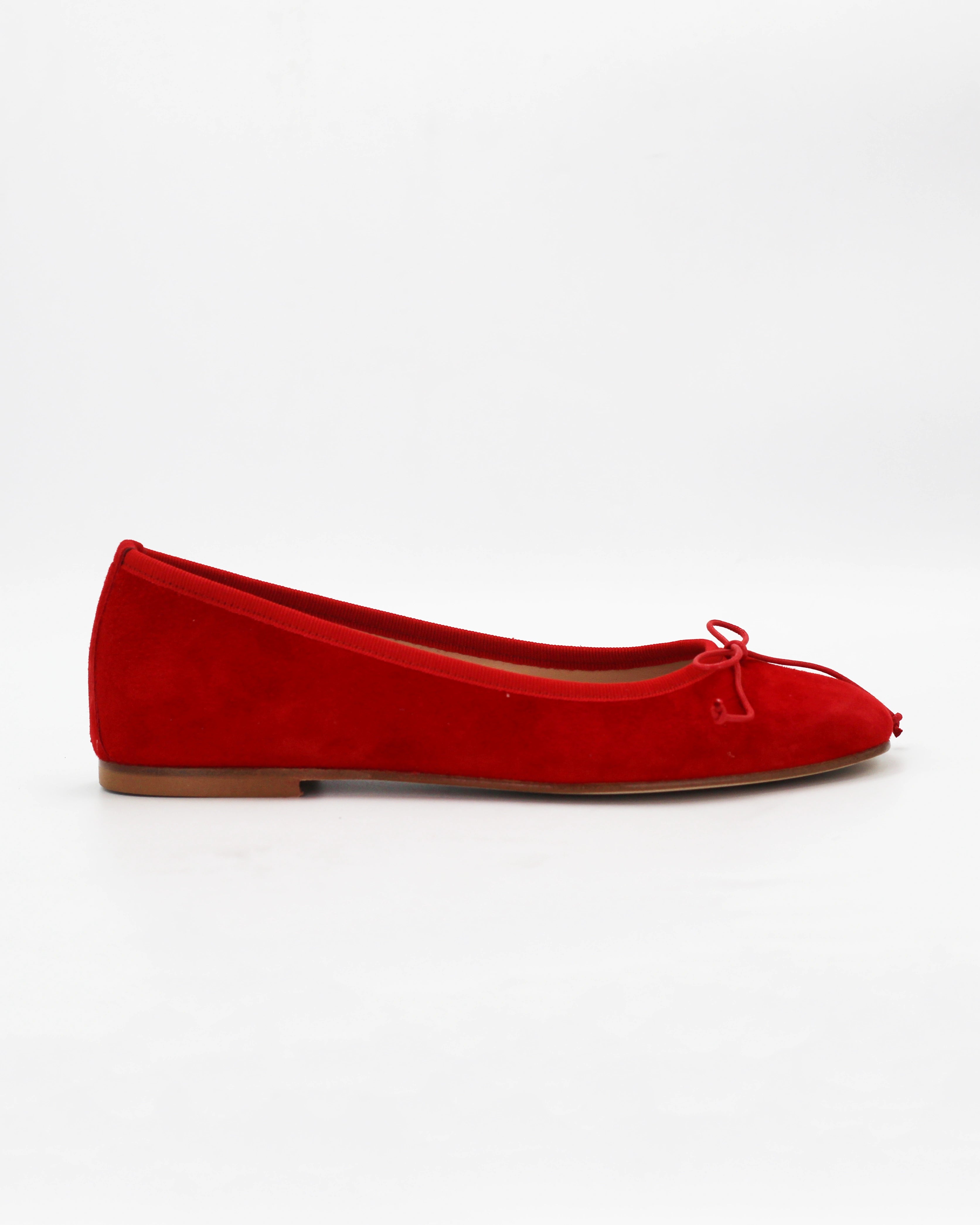 Shop the 485 ballerina flat in red suede calf leather. Italian-made with a dainty bow detail, patent toe cap, and leather sole. Timeless everyday elegance.