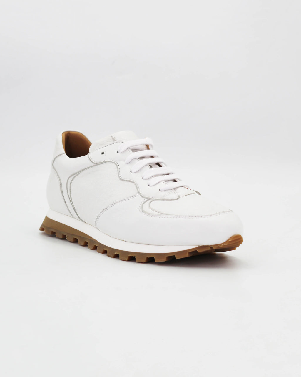 D0580003/606 lace-up sneaker in white calf leather with a contrast gum rubber sole. Handcrafted in Italy. Clean, versatile, everyday comfort.