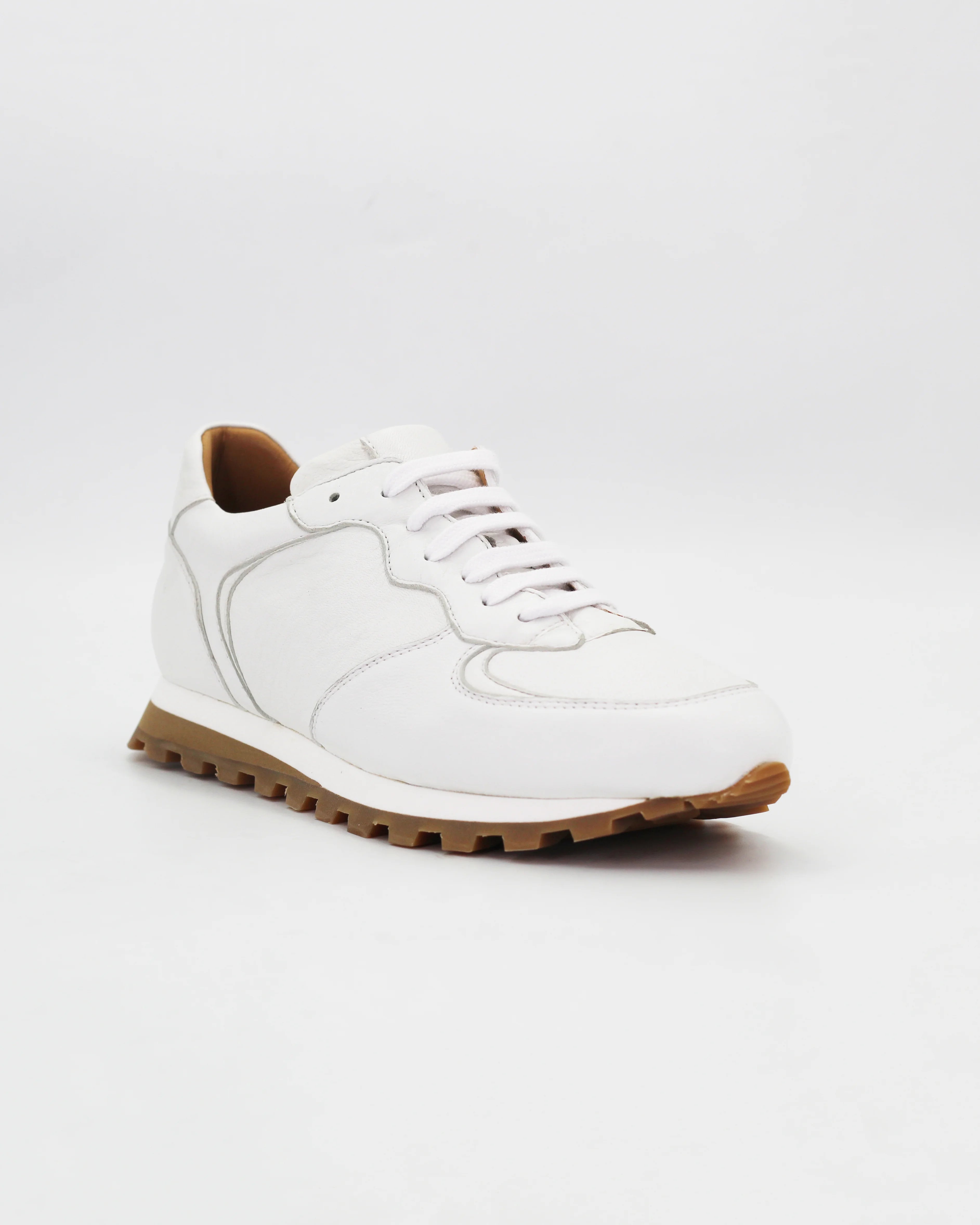 D0580003/606 lace-up sneaker in white calf leather with a contrast gum rubber sole. Handcrafted in Italy. Clean, versatile, everyday comfort.