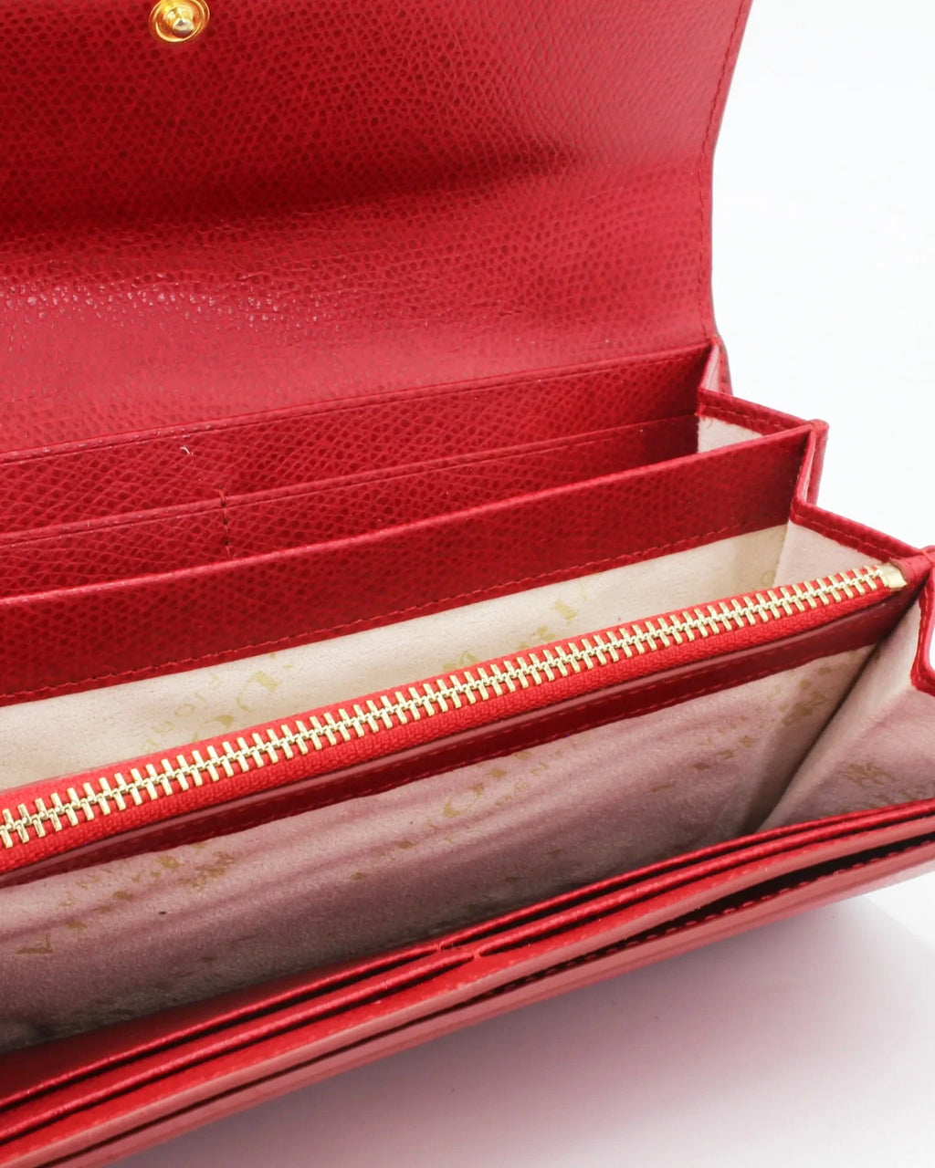 Shop our Italian-made Cuoieria Fiorentina Italian leather purse in rubino (P0000D1003420) or browse our range of Italian wallets and purses for men & women in-store at Aliverti Cape Town, or shop online.   We deliver in South Africa & offer multiple payment plans as well as accept multiple safe & secure payment methods.