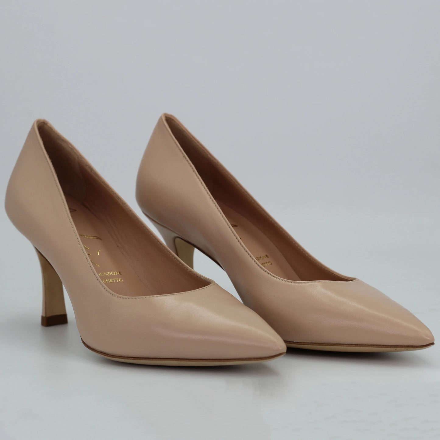Shop Handmade Italian Leather court heel in nude (MA3771) or browse our range of hand-made Italian shoes in leather or suede in-store at Aliverti Cape Town, or shop online. We deliver in South Africa & offer multiple payment plans as well as accept multiple safe & secure payment methods.