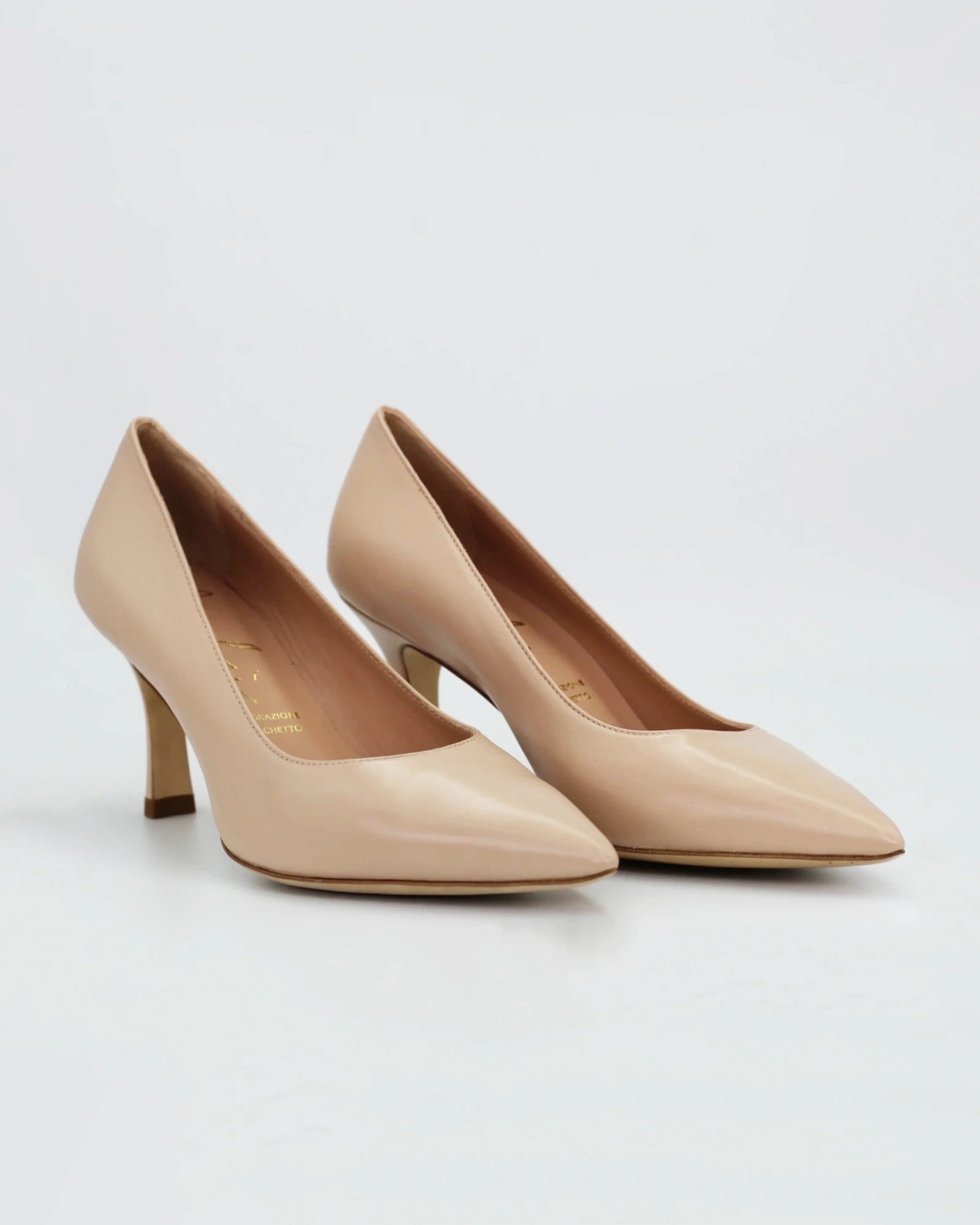 Shop Handmade Italian Leather court heel in nude (MA3771) or browse our range of hand-made Italian shoes in leather or suede in-store at Aliverti Cape Town, or shop online. We deliver in South Africa & offer multiple payment plans as well as accept multiple safe & secure payment methods.