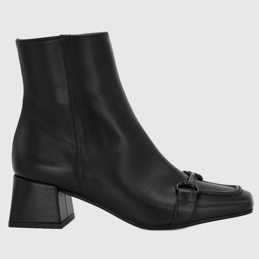 Shop Handmade Italian Leather block heel in black (NADIA2) or browse our range of hand-made Italian shoes in leather or suede in-store at Aliverti Cape Town, or shop online. We deliver in South Africa & offer multiple payment plans as well as accept multiple safe & secure payment methods.