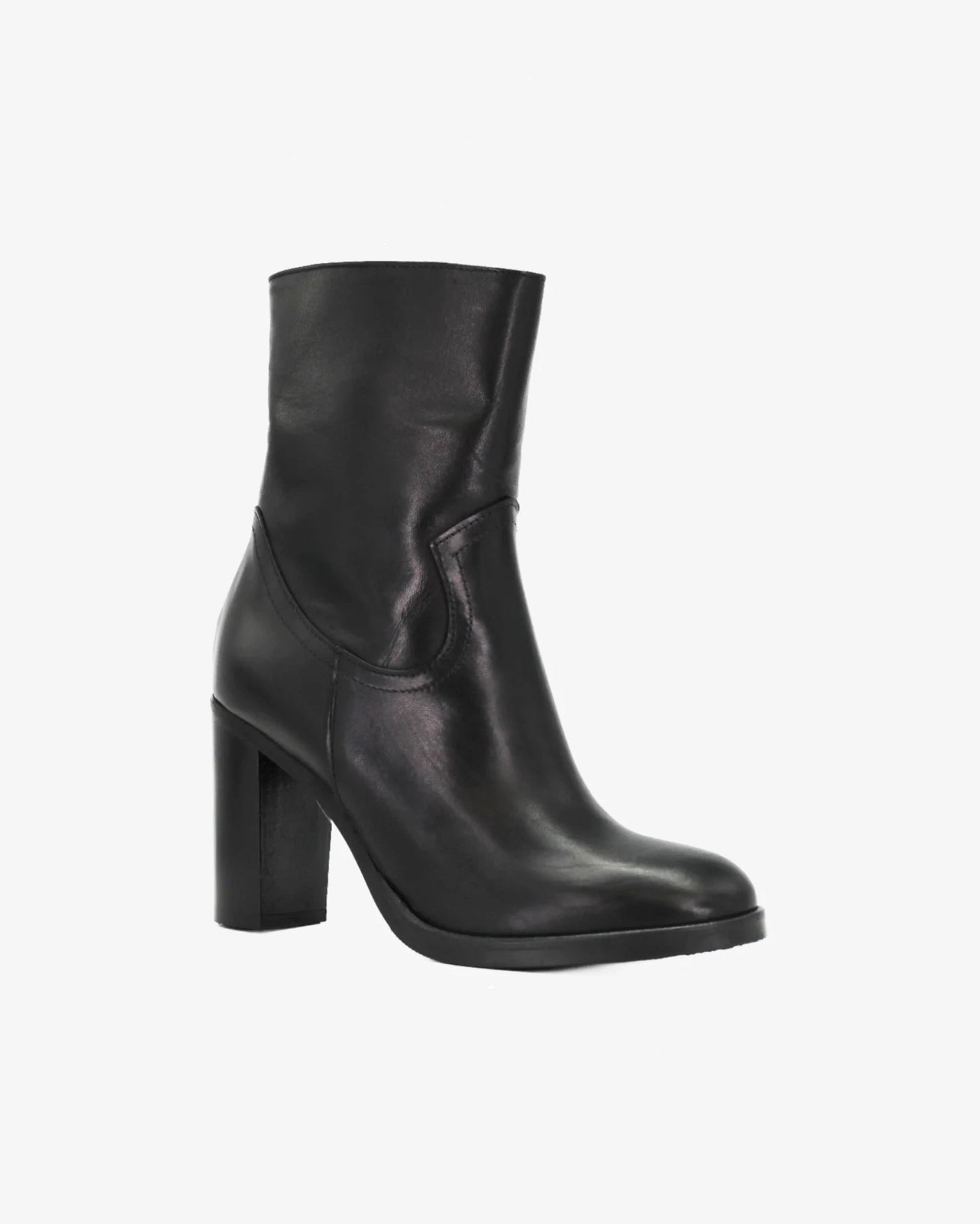 Shop Handmade Italian Leather heeled boot in nero (GC8553) or browse our range of hand-made Italian shoes in leather or suede in-store at Aliverti Cape Town, or shop online. We deliver in South Africa & offer multiple payment plans as well as accept multiple safe & secure payment methods.