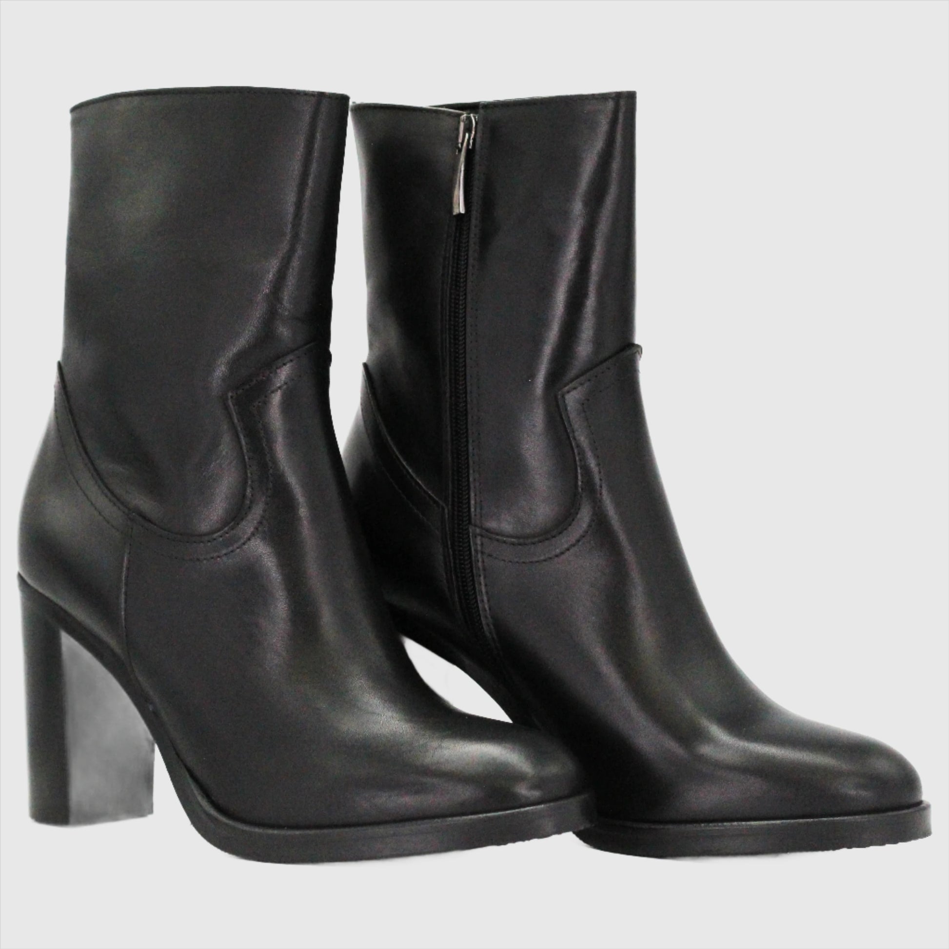 Shop Handmade Italian Leather heeled boot in nero (GC8553) or browse our range of hand-made Italian shoes in leather or suede in-store at Aliverti Cape Town, or shop online. We deliver in South Africa & offer multiple payment plans as well as accept multiple safe & secure payment methods.