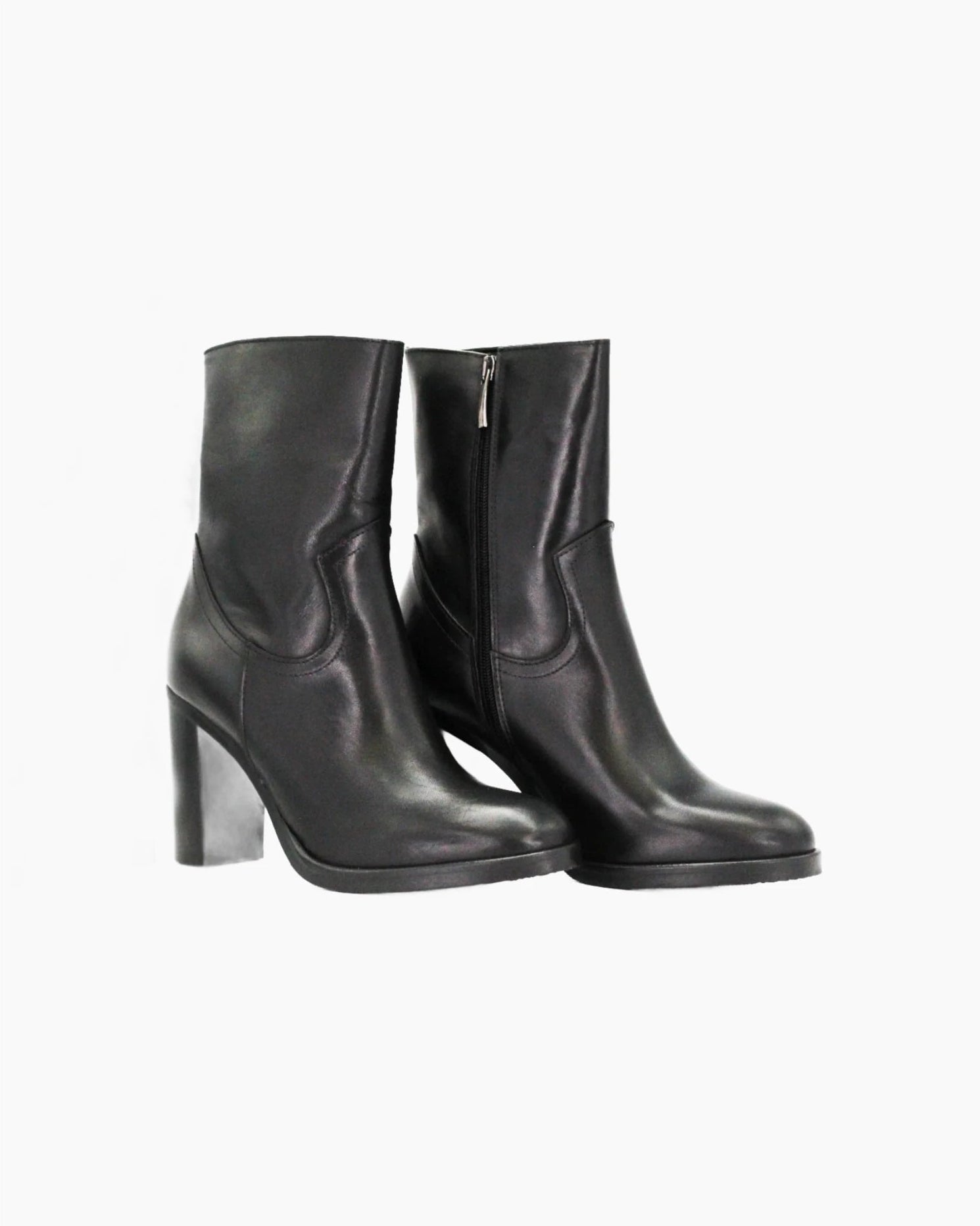 Shop Handmade Italian Leather heeled boot in nero (GC8553) or browse our range of hand-made Italian shoes in leather or suede in-store at Aliverti Cape Town, or shop online. We deliver in South Africa & offer multiple payment plans as well as accept multiple safe & secure payment methods.