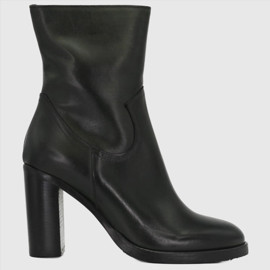 Shop Handmade Italian Leather heeled boot in nero (GC8553) or browse our range of hand-made Italian shoes in leather or suede in-store at Aliverti Cape Town, or shop online. We deliver in South Africa & offer multiple payment plans as well as accept multiple safe & secure payment methods.