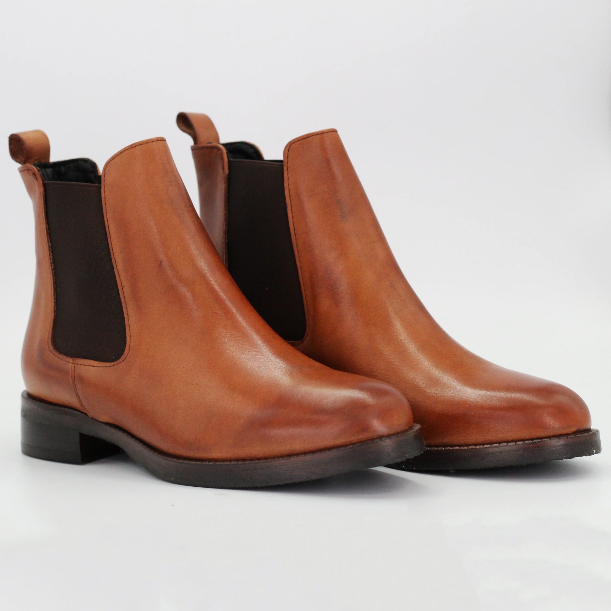 Shop Handmade Italian Leather helsea boot in cuoio (GC2030) or browse our range of hand-made Italian shoes in leather or suede in-store at Aliverti Cape Town, or shop online. We deliver in South Africa & offer multiple payment plans as well as accept multiple safe & secure payment methods.
