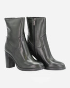 Shop Handmade Italian Leather heeled boot in jade (GC8553) or browse our range of hand-made Italian shoes in leather or suede in-store at Aliverti Cape Town, or shop online. We deliver in South Africa & offer multiple payment plans as well as accept multiple safe & secure payment methods.