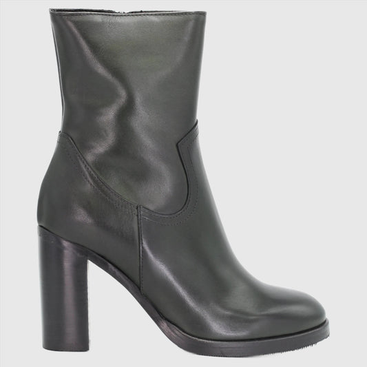 Shop Handmade Italian Leather heeled boot in jade (GC8553) or browse our range of hand-made Italian shoes in leather or suede in-store at Aliverti Cape Town, or shop online. We deliver in South Africa & offer multiple payment plans as well as accept multiple safe & secure payment methods.