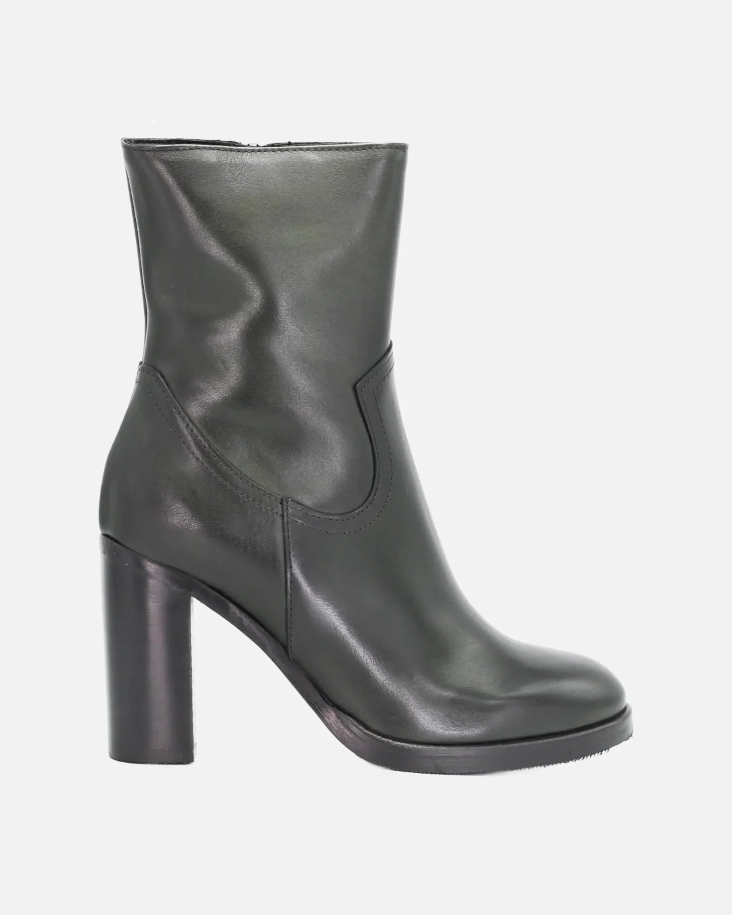 Shop Handmade Italian Leather heeled boot in jade (GC8553) or browse our range of hand-made Italian shoes in leather or suede in-store at Aliverti Cape Town, or shop online. We deliver in South Africa & offer multiple payment plans as well as accept multiple safe & secure payment methods.