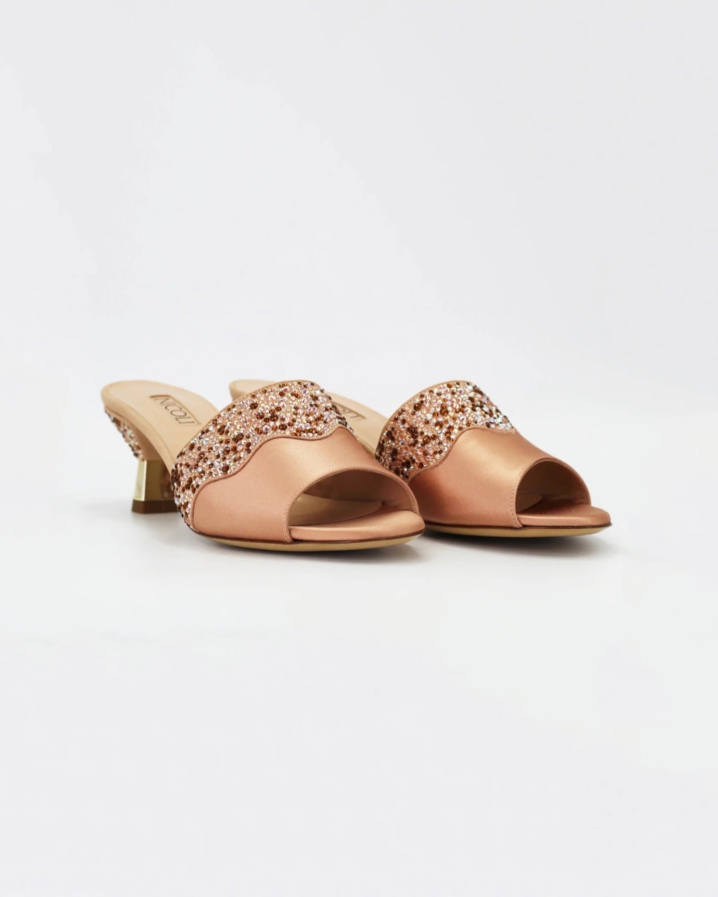 Shop Handmade Italian Leather Women's kitten heel (ELHAIMA) or browse our range of hand-made Italian shoes in leather or suede in-store at Aliverti Cape Town, or shop online. We deliver in South Africa & offer multiple payment plans as well as accept multiple safe & secure payment methods.