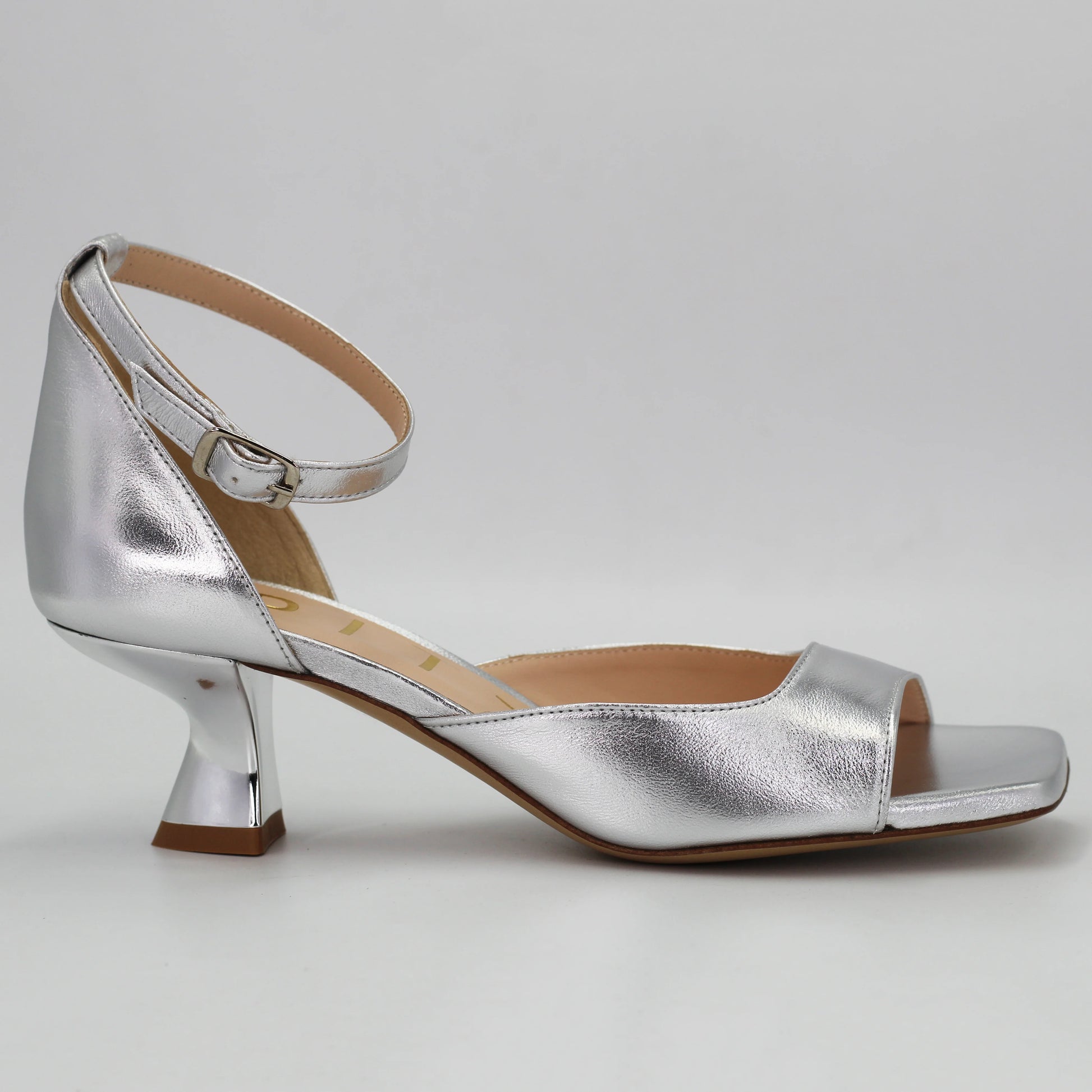 Shop Handmade Italian Leather Women's ankle strap heel (MP2900) or browse our range of hand-made Italian shoes in leather or suede in-store at Aliverti Cape Town, or shop online. We deliver in South Africa & offer multiple payment plans as well as accept multiple safe & secure payment methods.