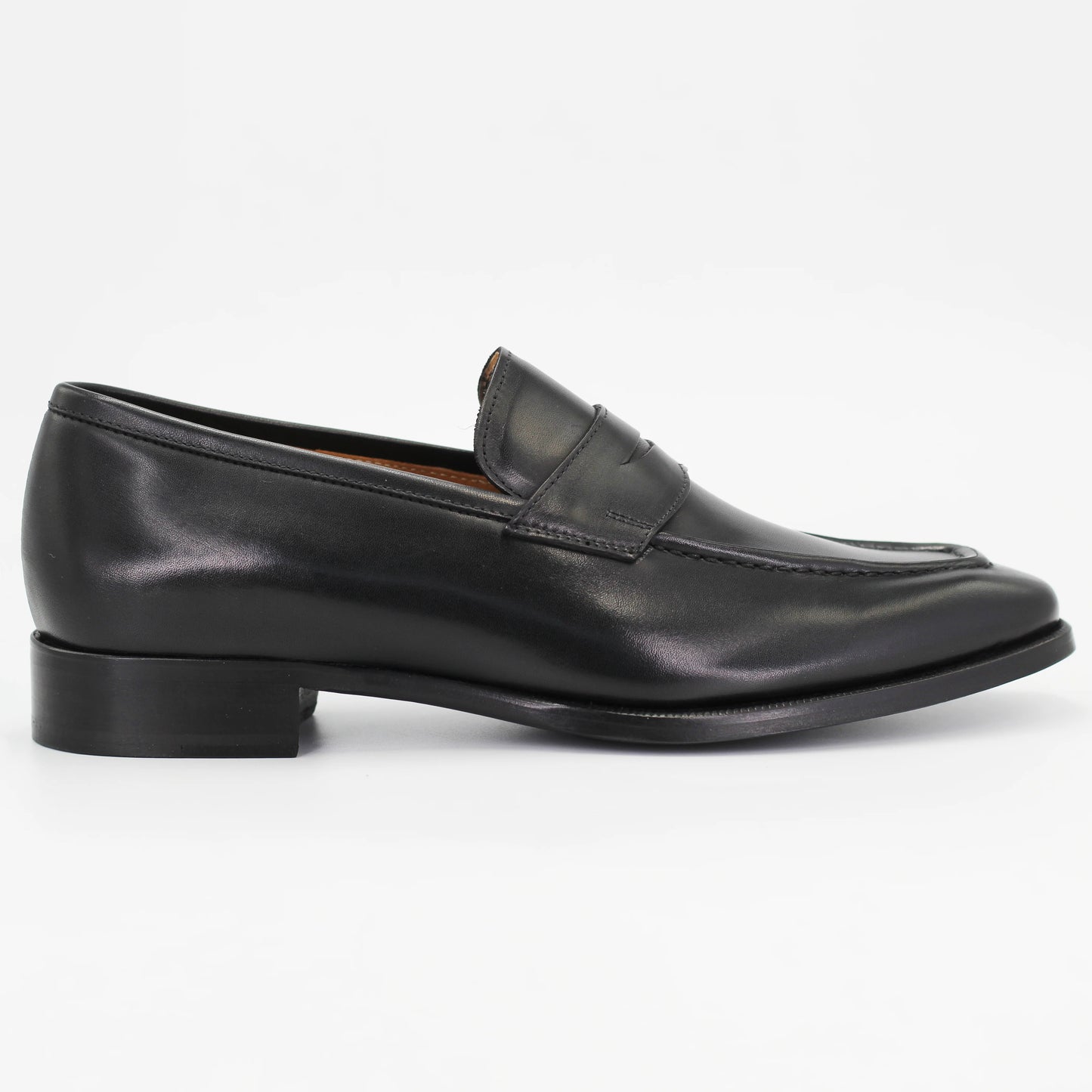 Shop men's pointed moccasin in calf leather nero (BRU8731) or browse our range of men's Italian clothing and shoes in leather in-store at Aliverti Cape Town, or shop online. We deliver in South Africa & offer multiple payment plans as well as accept multiple safe & secure payment methods.