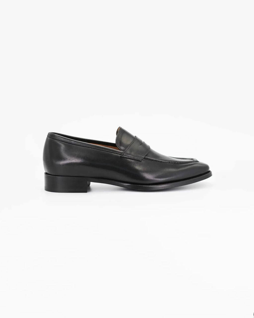 Shop men's pointed moccasin in calf leather nero (BRU8731) or browse our range of men's Italian clothing and shoes in leather in-store at Aliverti Cape Town, or shop online. We deliver in South Africa & offer multiple payment plans as well as accept multiple safe & secure payment methods.
