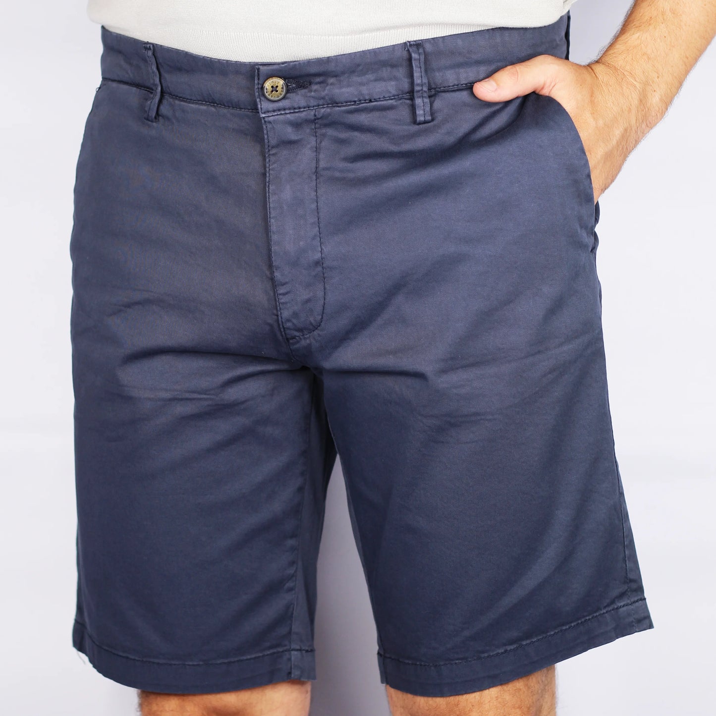 Shop Fusaro chino cotton shorts in navy (BE2400) or browse our range of men's Italian clothing and shoes in leather in-store at Aliverti Cape Town, or shop online. We deliver in South Africa & offer multiple payment plans as well as accept multiple safe & secure payment methods.