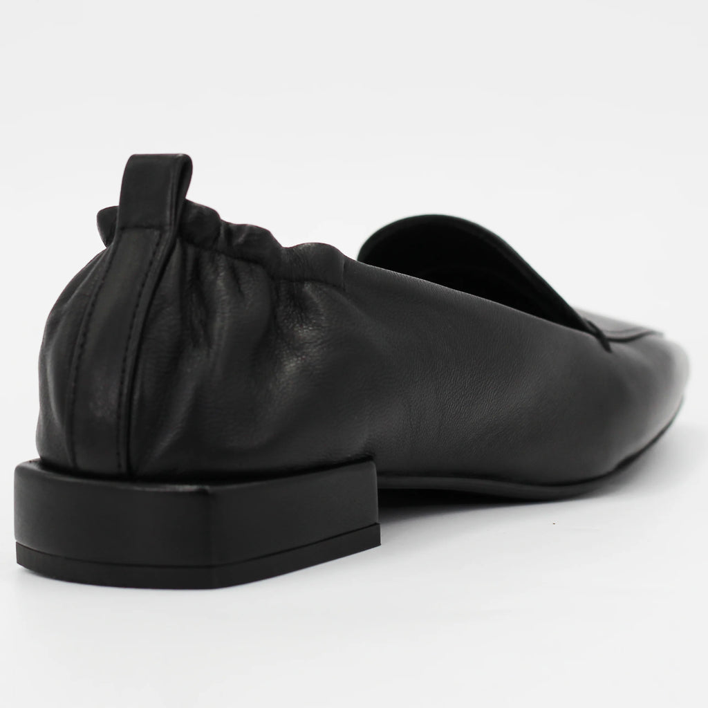 Shop Women's loafer in calf leather nero (DARIA18) or browse our range of men's Italian clothing and shoes in leather in-store at Aliverti Cape Town, or shop online. We deliver in South Africa & offer multiple payment plans as well as accept multiple safe & secure payment methods.