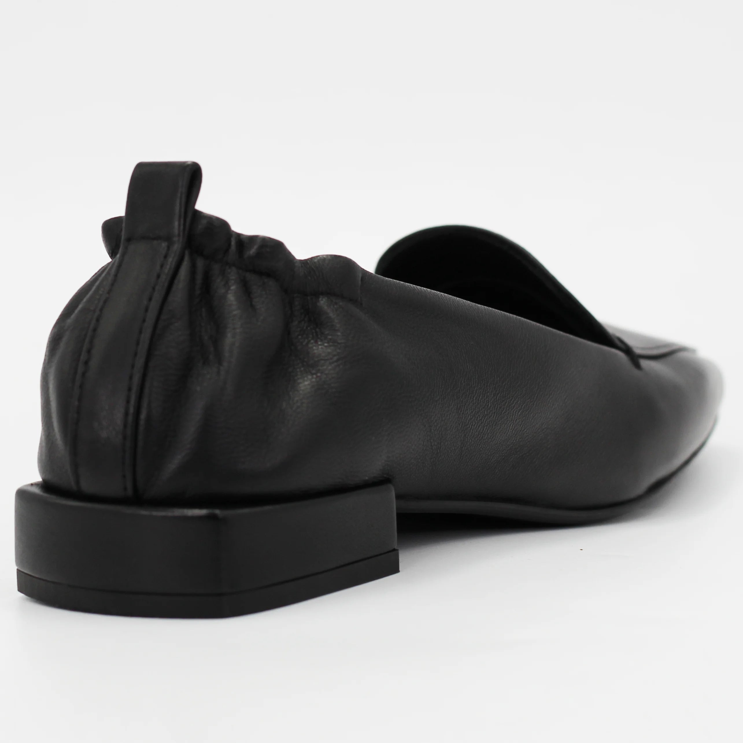 Shop Women's loafer in calf leather nero (DARIA18) or browse our range of men's Italian clothing and shoes in leather in-store at Aliverti Cape Town, or shop online. We deliver in South Africa & offer multiple payment plans as well as accept multiple safe & secure payment methods.